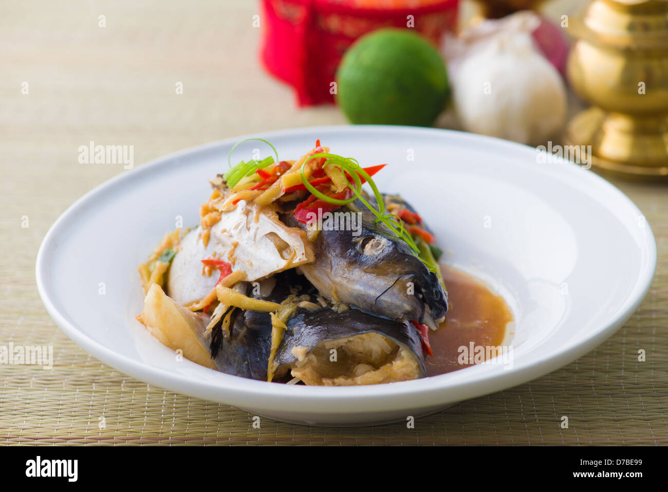 Tête de poisson vapeur sauce soja, poisson-chat d'argent patin style  chinois à la vapeur avec la sauce soya et le gingembre. Célèbre en Asie du  sud-est Photo Stock - Alamy