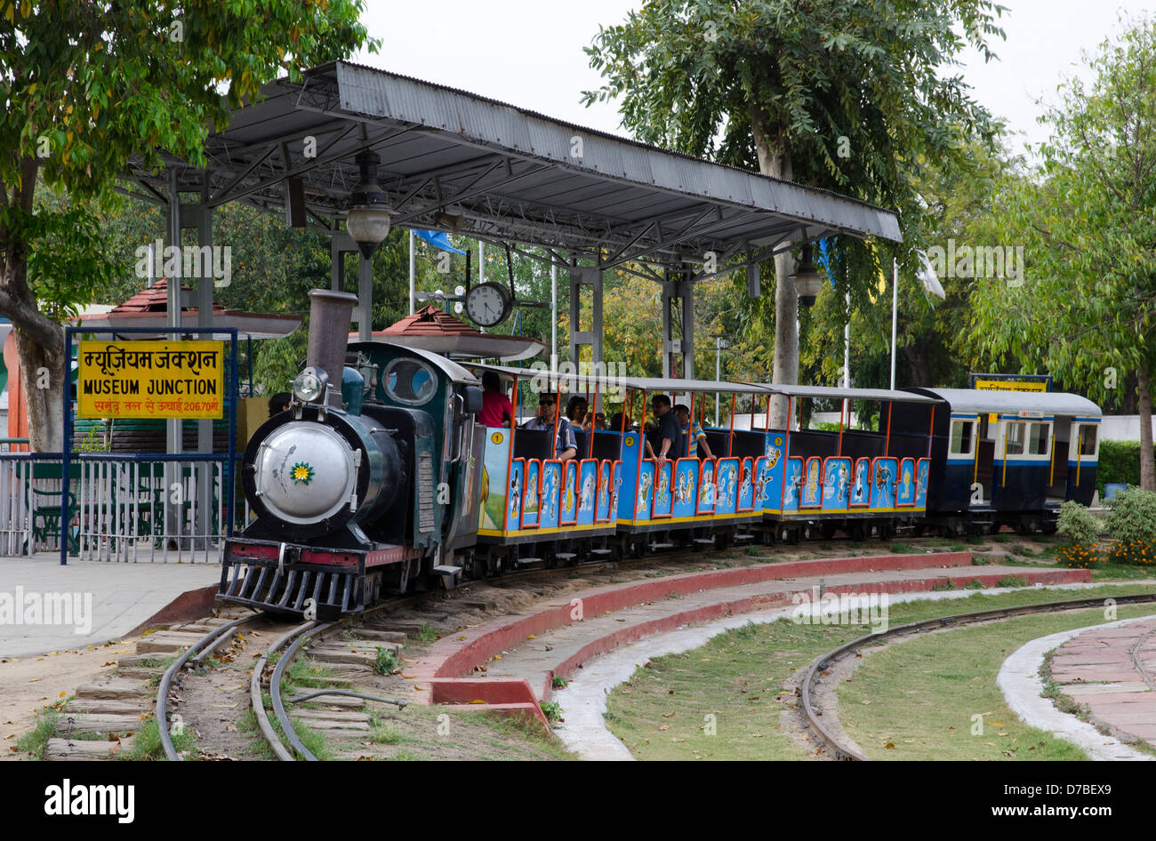 Petit train touristique,moteur,diesel,randonnée,passagers,jonction Musée National Railway Museum, New Delhi, Inde Banque D'Images