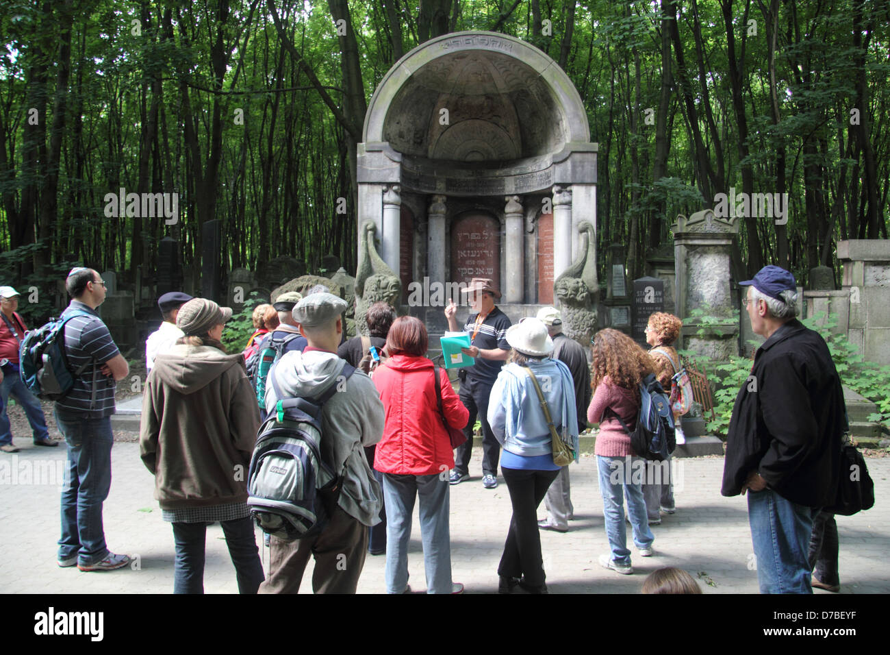 Les Israéliens se rendant sur le cimetière juif de la rue Okopowa à Varsovie, Pologne Banque D'Images