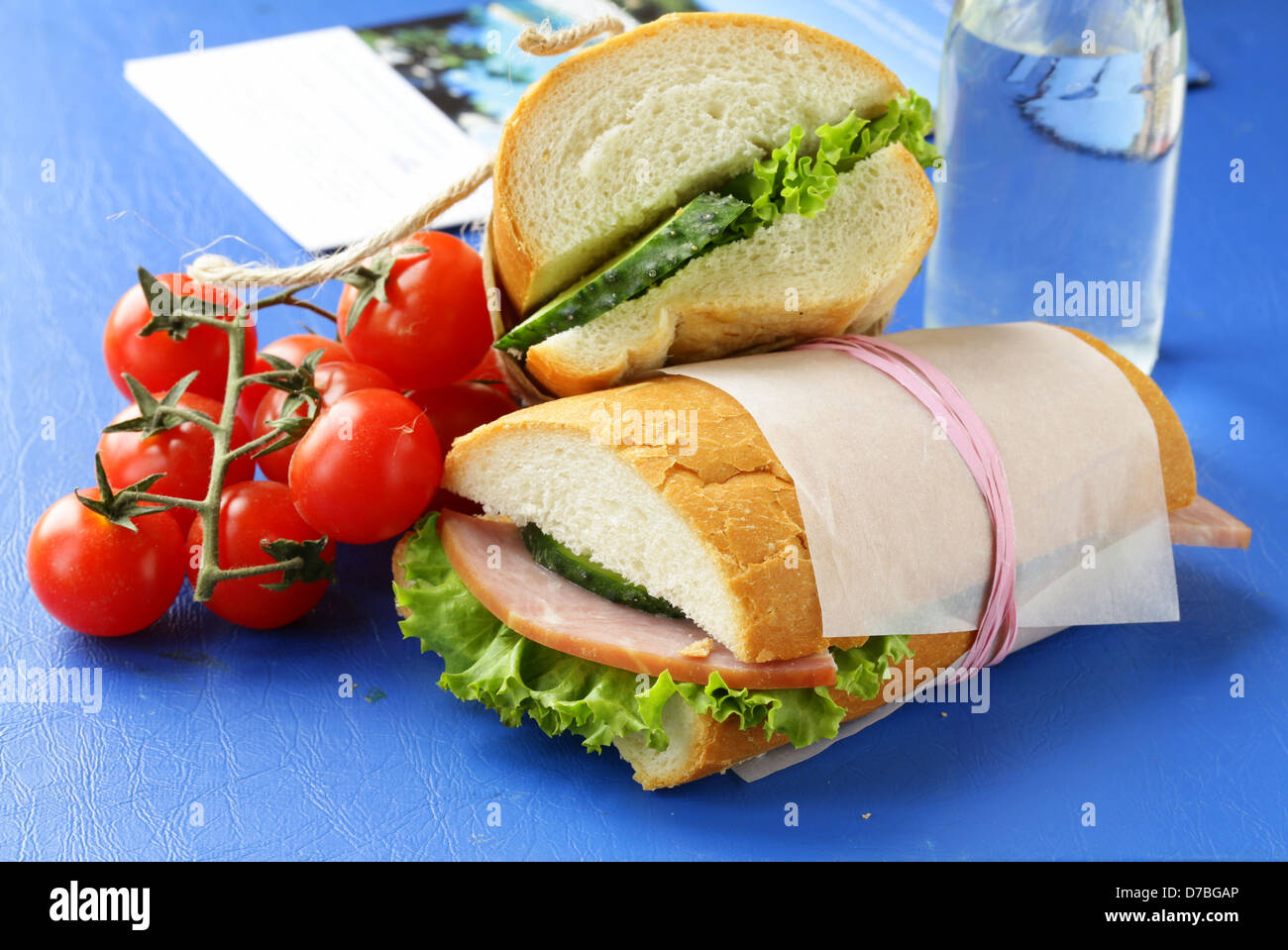 Snack-sandwiches (panini) avec des légumes et du jambon Banque D'Images