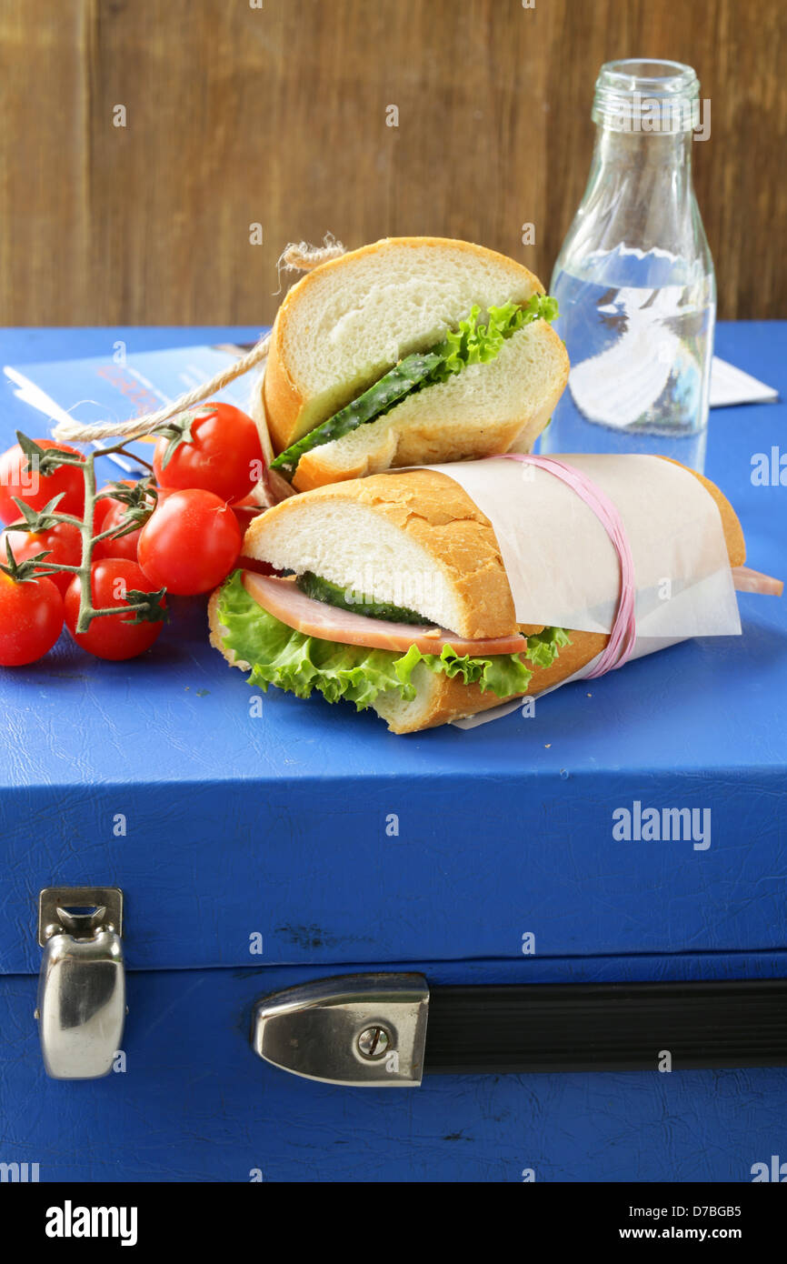 Snack-sandwiches (panini) avec des légumes et du jambon Banque D'Images