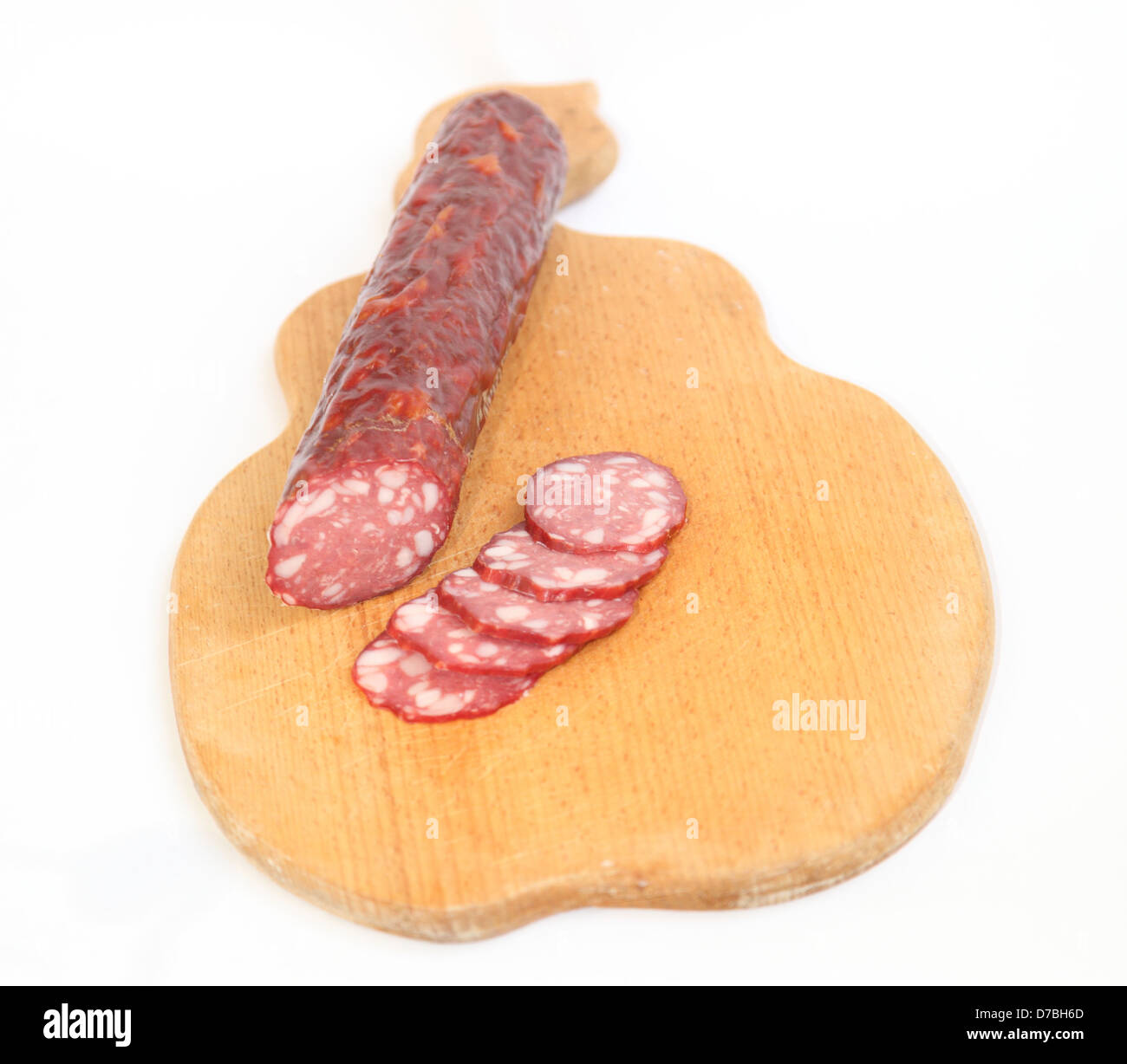 Le salami coupé en morceaux sur la carte Banque D'Images