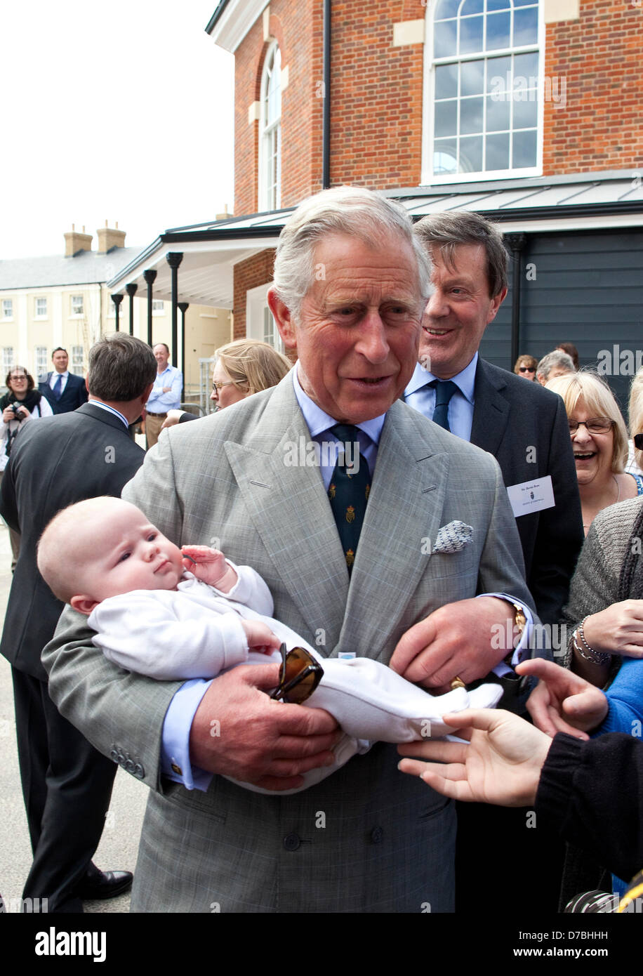 Photo:Jeff Gilbert. 2004/2005, Dorset, England, UK. 3 mai, 2013. Le Prince Charles détient 14 semaines Scarlett Coleman remis au Prince par mère Amy Nash (21) tandis que sur un tour du village de Dorset il a développé au cours de sa 20e anniversaire visite en 2004/2005 près de Dorchester, au sud-ouest de l'Angleterre. Banque D'Images