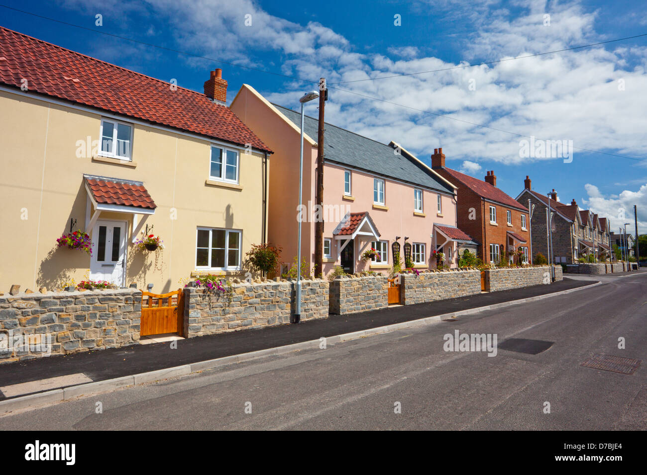 Une succession de nouveau construire des maisons dans le style et les couleurs de village traditionnel des chalets. Cossington, Somerset, England, UK Banque D'Images