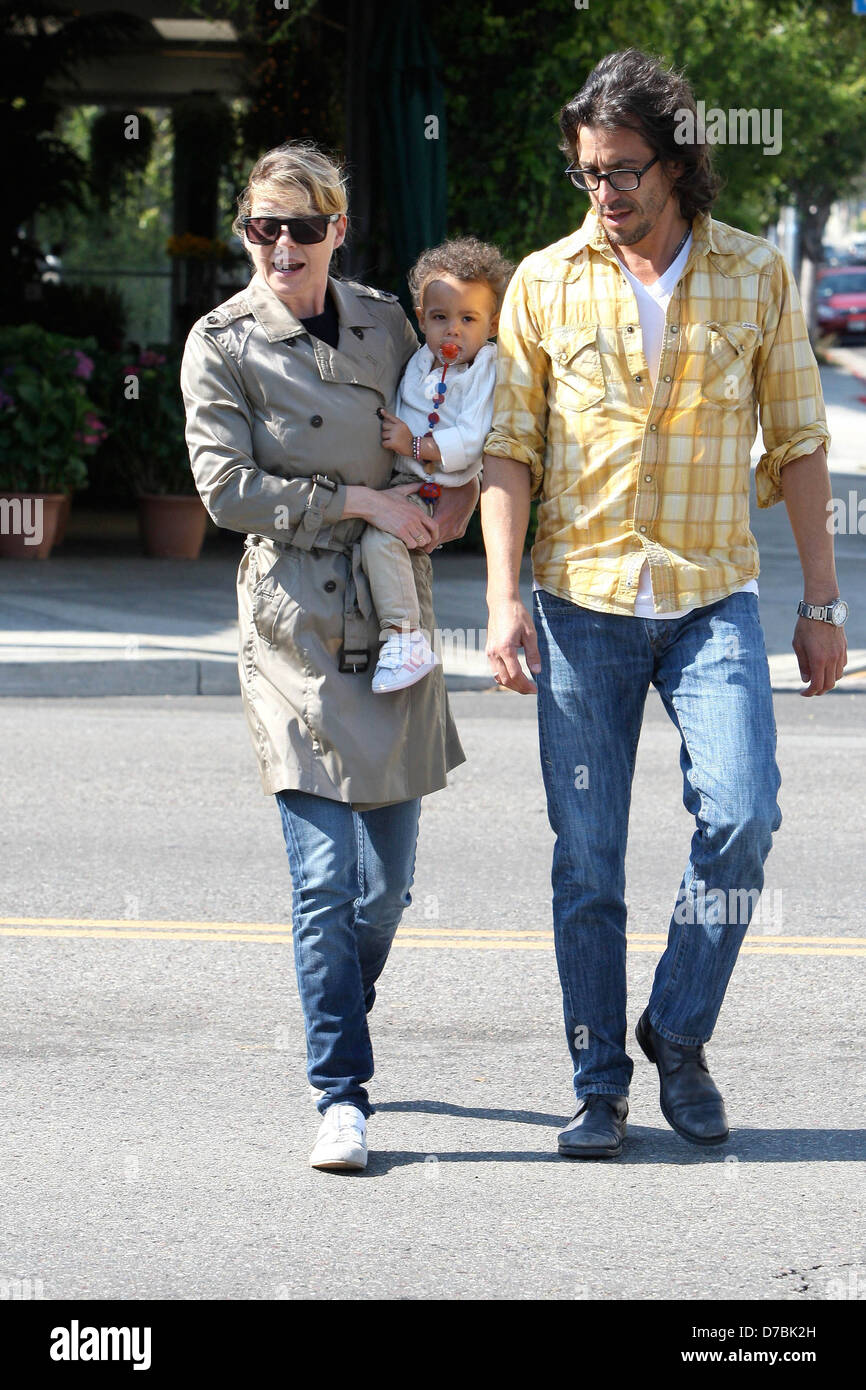 Ellen Pompeo est vu quitter Fred Segal avec sa petite fille Stella Luna Pompeo Ivery Los Angeles, Californie - 17.05.11 Banque D'Images