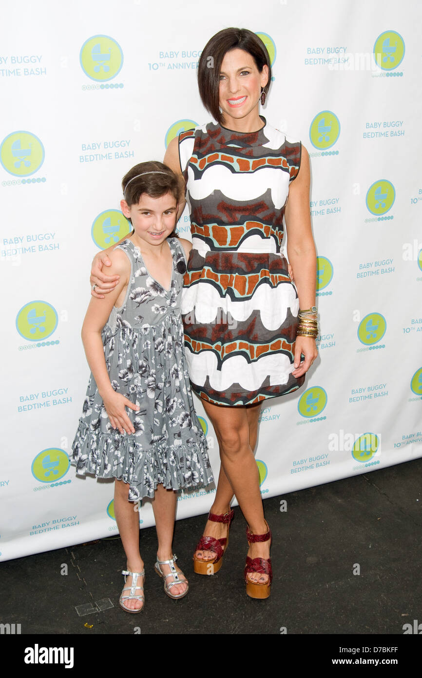 Jessica Seinfeld Et Fille Sascha Seinfeld Coucher Baby Buggy Tenue A Bash Dans Wollman Rink De Central Park L Interieur Photo Stock Alamy