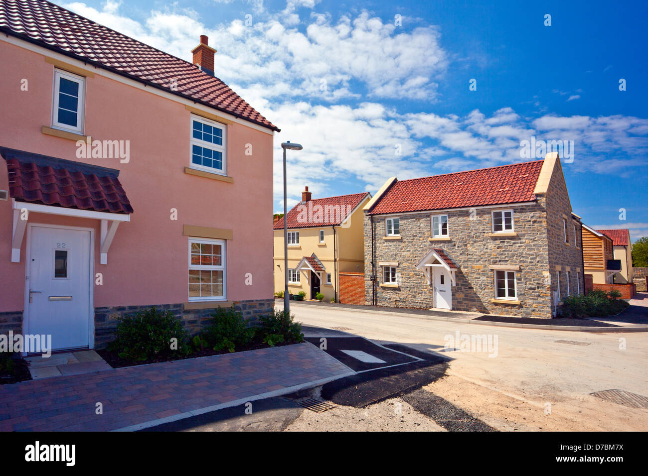 Une succession de nouveau construire des maisons dans le style et les couleurs de village traditionnel des chalets. Cossington, Somerset, England, UK Banque D'Images