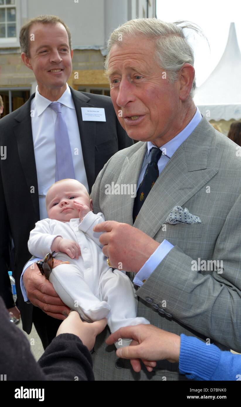 Le Prince Charles Et Un Bebe A La Developpement 04 05 Dans Le Dorset Angleterre Royaume Uni Photo Stock Alamy