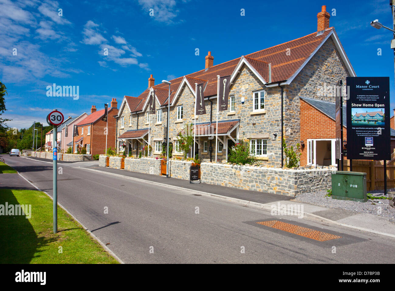 Une succession d'immeubles maisons dans le style et les couleurs du village traditionnel des chalets. Cossington, Somerset, England, UK Banque D'Images