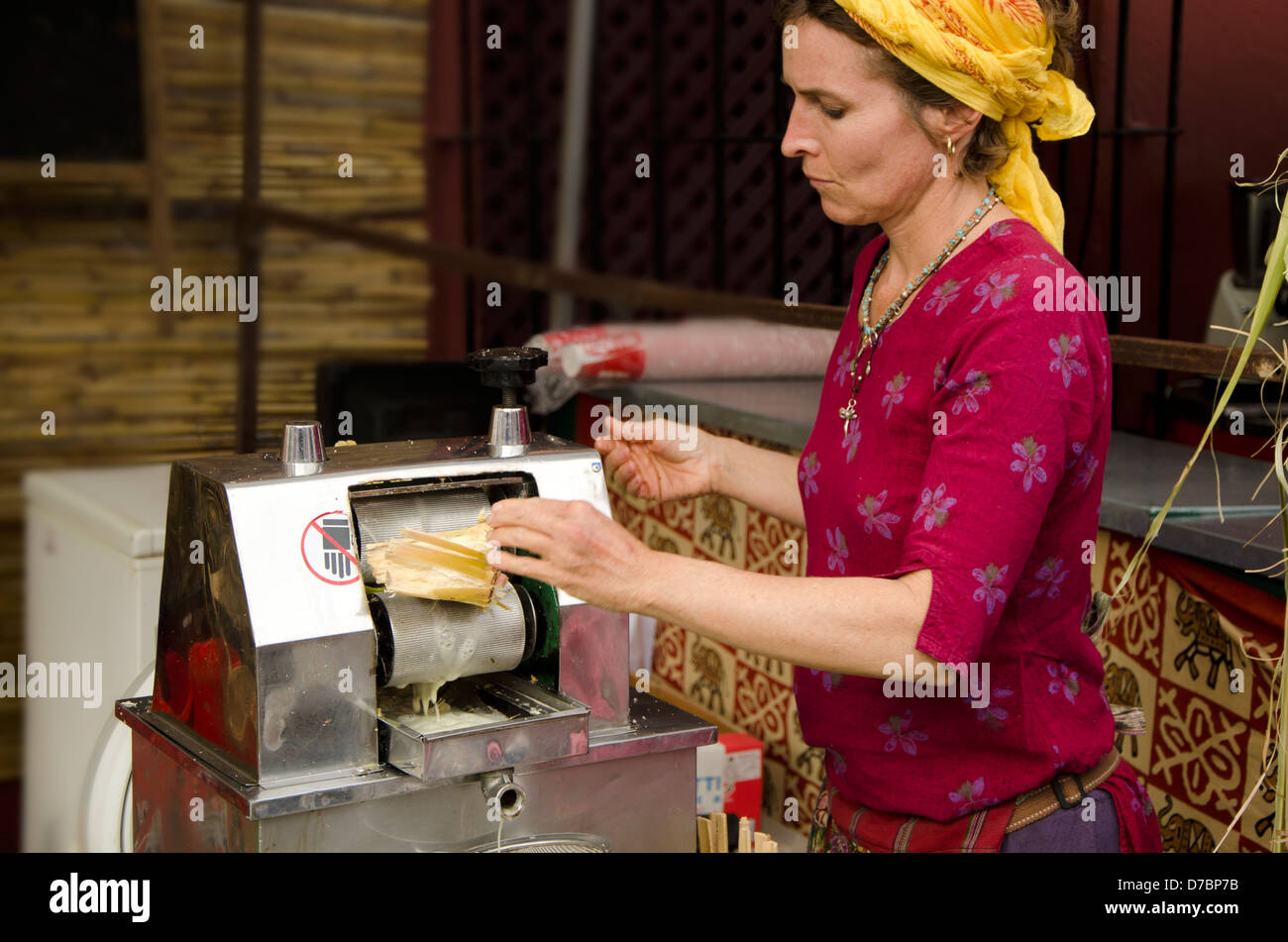 Jus de canne à sucre extrait avec la machine pour préparer des cocktails de rhum jus. Banque D'Images