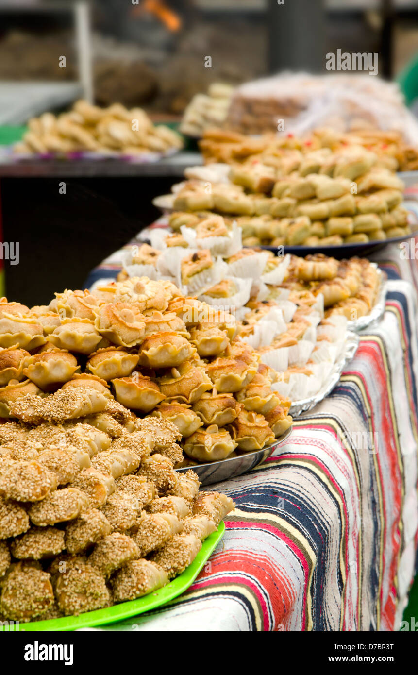 Les sucreries marocaines sur l'affichage sur le marché. Banque D'Images