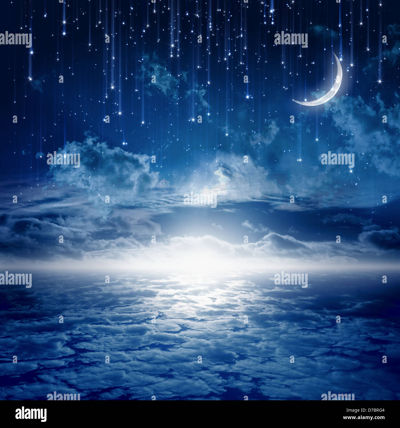 Ciel Bleu Nuit Avec Lune Chute D Etoiles De Beaux Nuages Horizon Rougeoyant Photo Stock Alamy