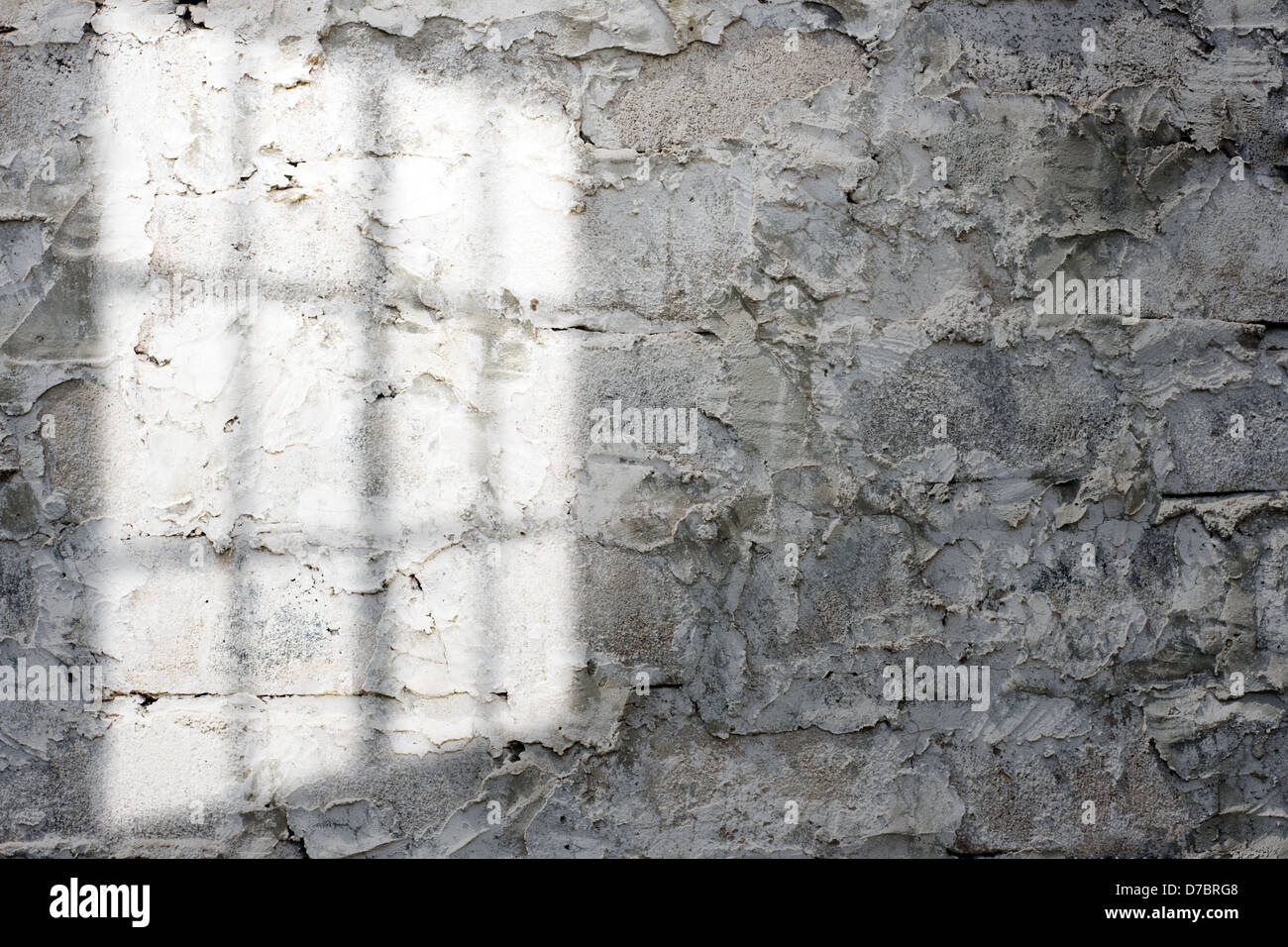 La lumière du soleil à partir de la fenêtre sur mur de brique Banque D'Images