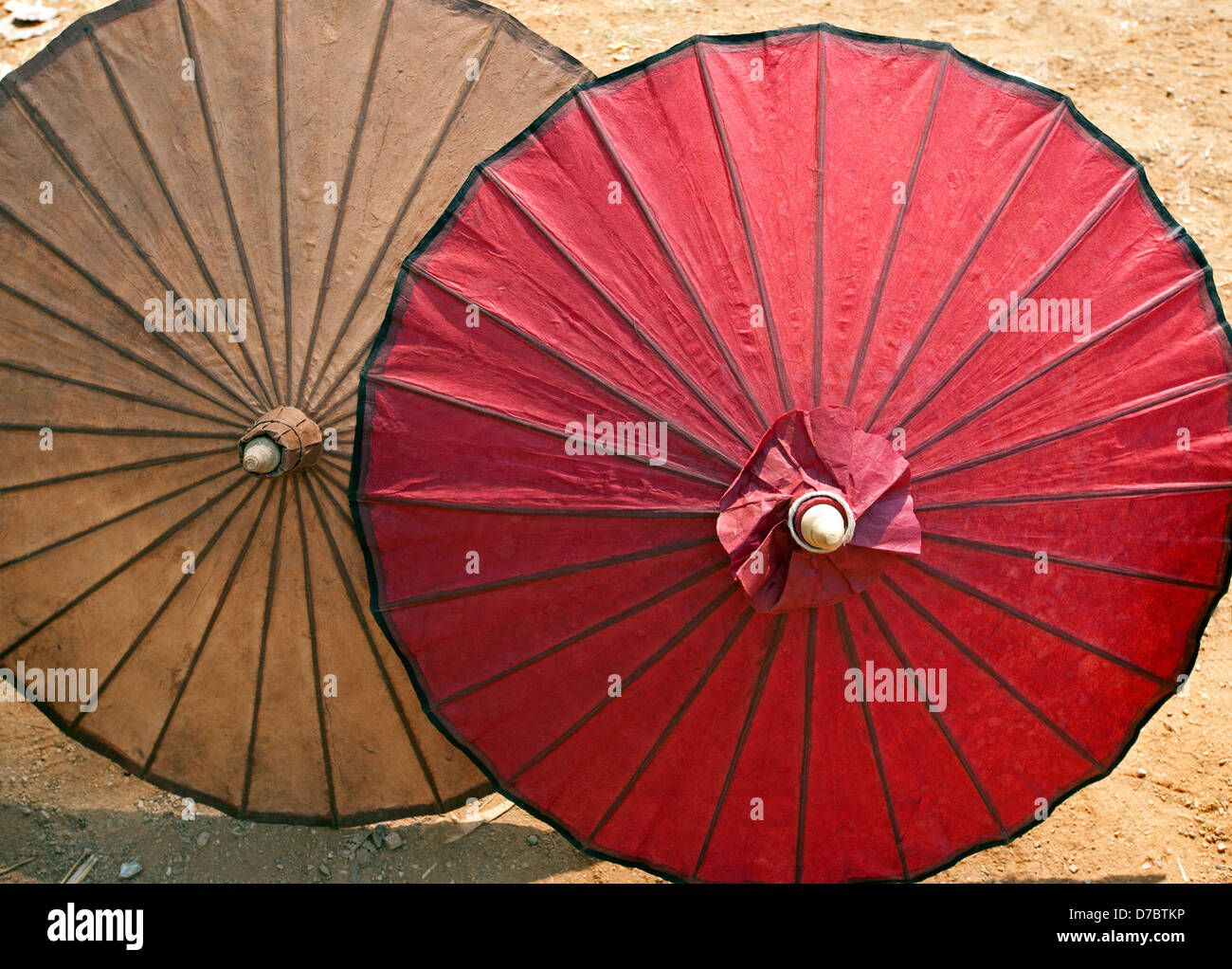 Red & brown paper parasols à vendre à un marché de village lac Inle au Myanmar (Birmanie) Banque D'Images