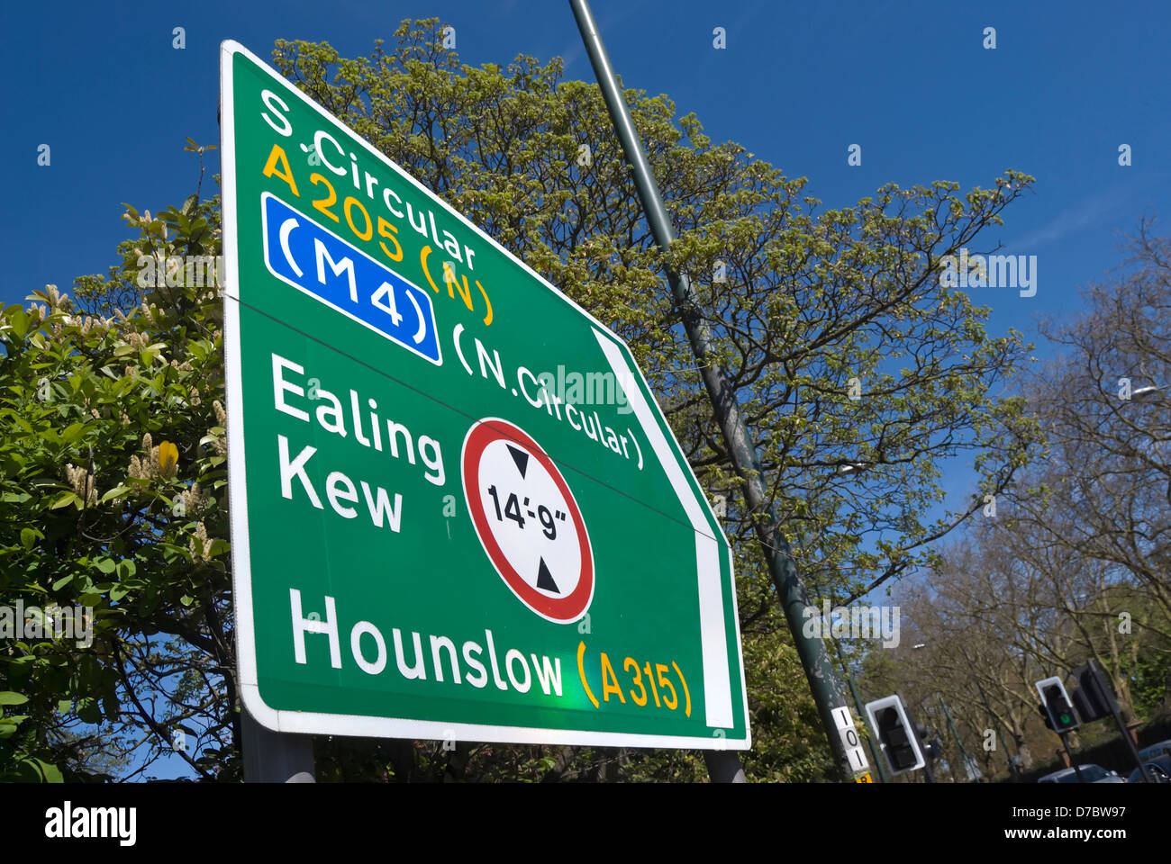 Panneau routier britannique donnant des directives pour la M4, Ealing, Kew, Hounslow, et le nord et le sud-ouest de circulaires, Londres, Angleterre Banque D'Images