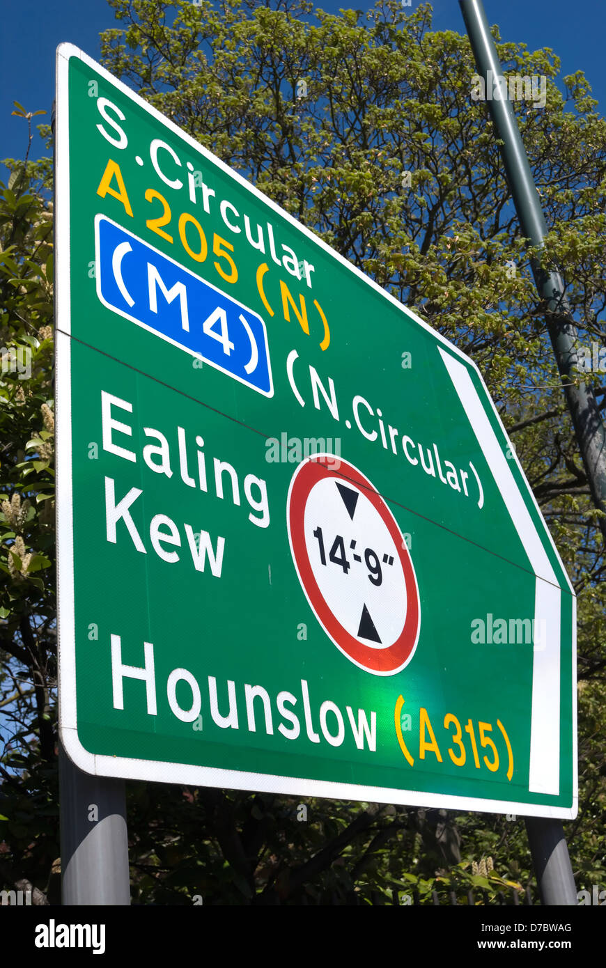 Panneau routier britannique donnant des directives pour la M4, Ealing, Kew, Hounslow, et le nord et le sud-ouest de circulaires, Londres, Angleterre Banque D'Images