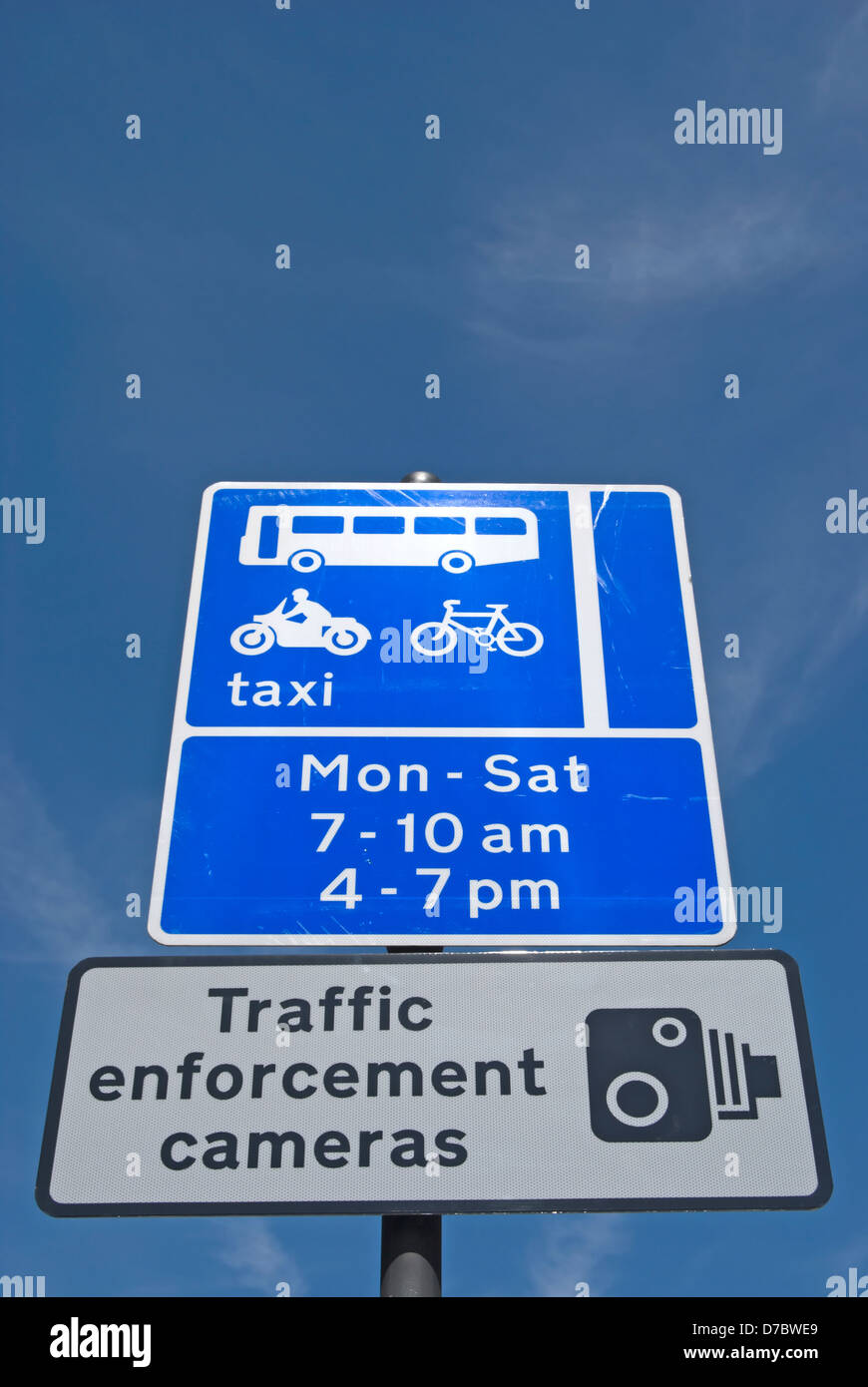 La signalisation routière indiquant le trafic et les caméras de l'application taxi, bus et cycle de fermetures de voies Banque D'Images