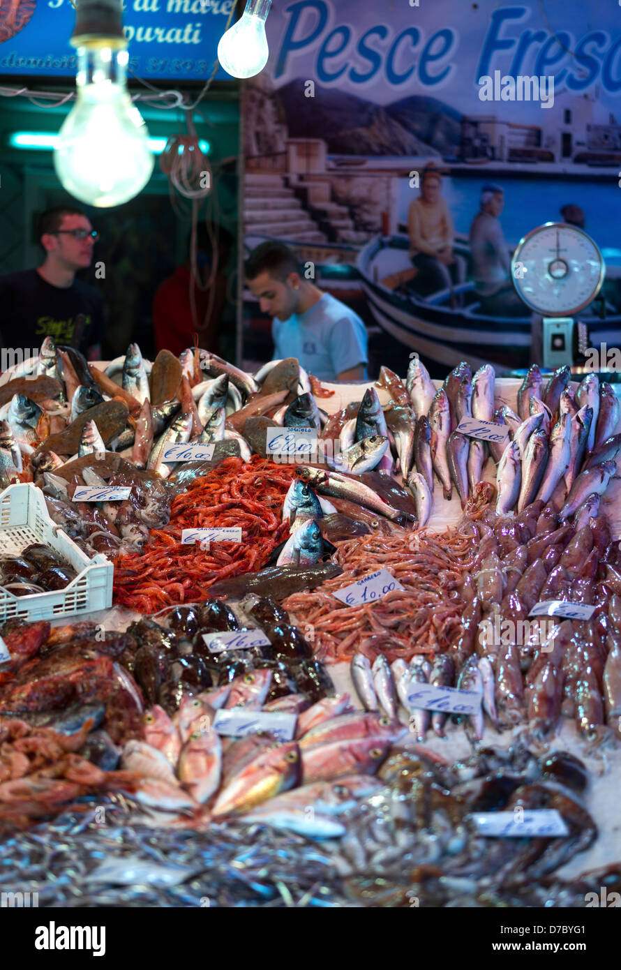 L'Europe de l'Italie, Sicile, Catane, le marché aux poissons. Banque D'Images