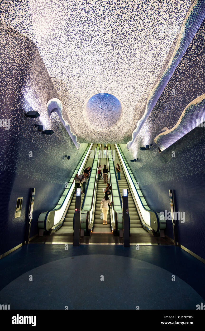 Vue de la station de métro Toledo le 21 septembre 2012 à Naples. la station, faite par l'architecte espagnol Tusquets, a été ouvert dans Banque D'Images