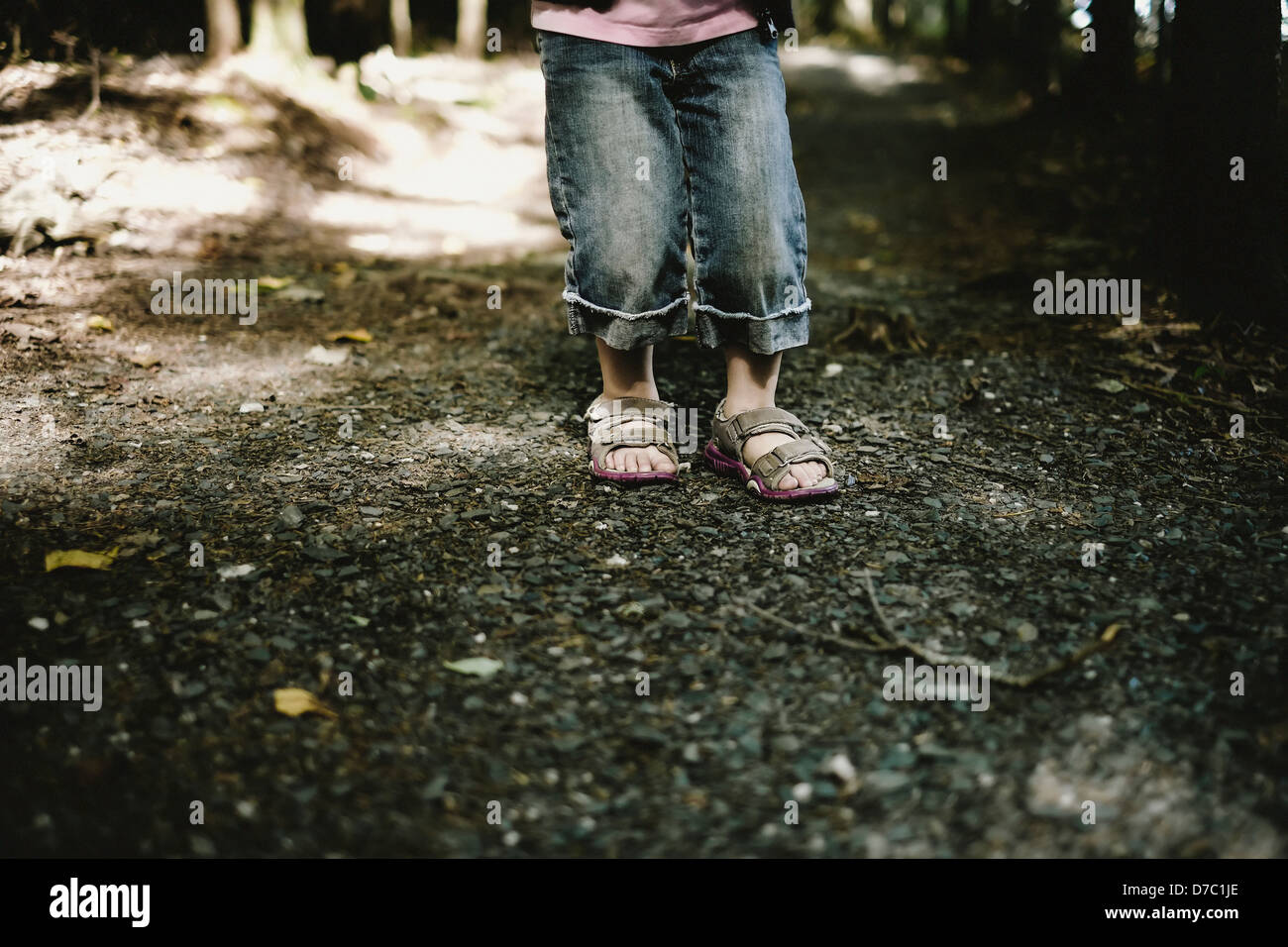 Portrait of Young Girl's pieds en sandales sur un sentier forestier;Thetford Mines Québec Canada Banque D'Images