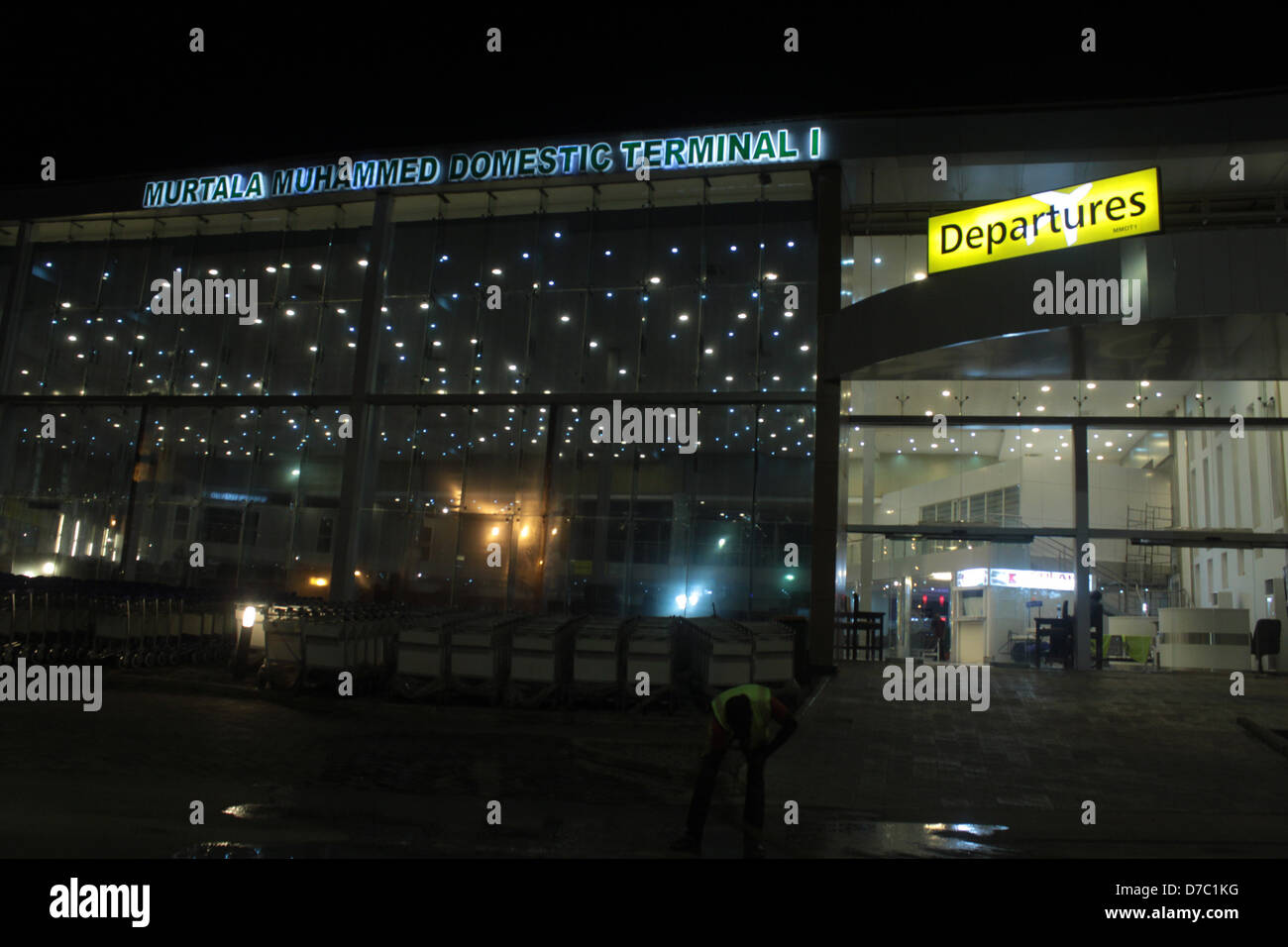 Une vue de la nuit du terminal domestique 1 Murtala Muhammed de Lagos. Banque D'Images