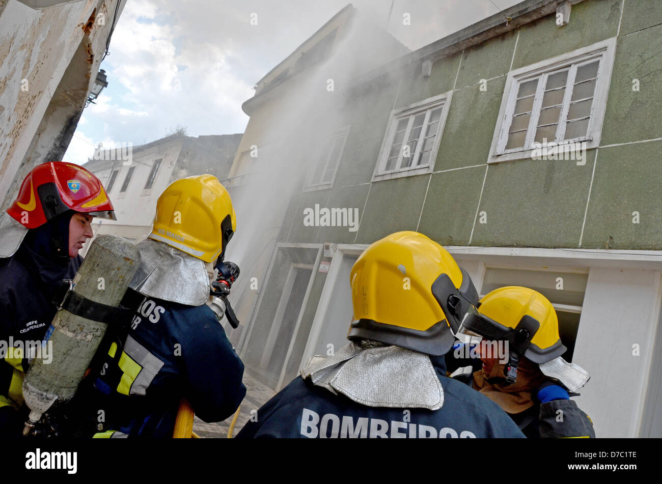 Rio Maior , Portugal. 3e mai 2013. . Travail Firemans toguether essayant de sauver le bâtiment et maisons à proximité de l'incendie. L'accès à la zone est difficile . Crédit : Bruno Monico / Alamy Live News Banque D'Images