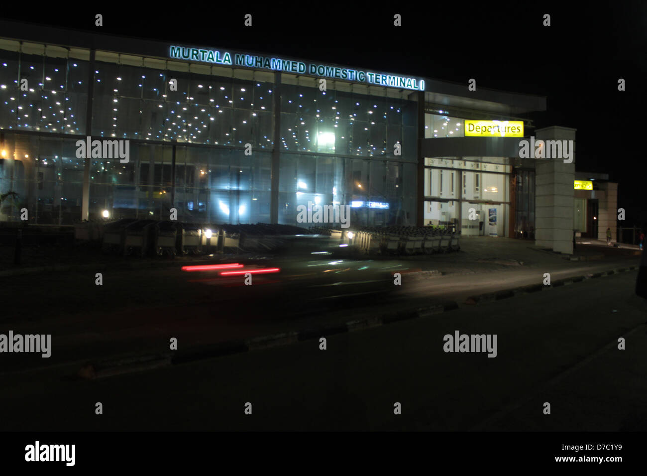 Une voiture de route par l'intérieur rénové de terminal de l'aéroport Murtala Muhammed de Lagos ikeja, la nuit. Banque D'Images
