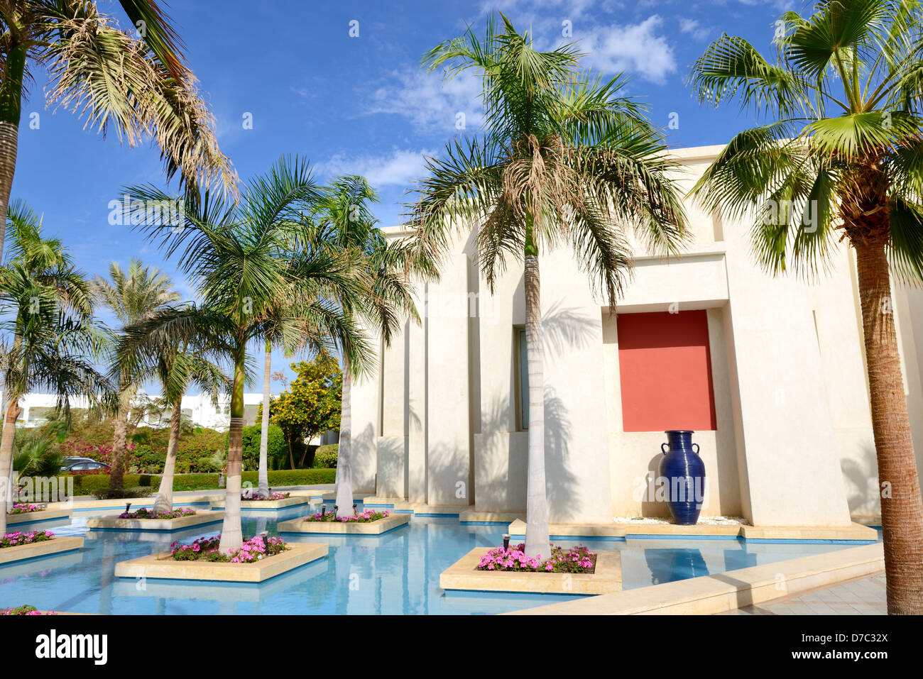 La piscine et la construction d'entrée de l'hôtel de luxe, Charm el-Cheikh Banque D'Images