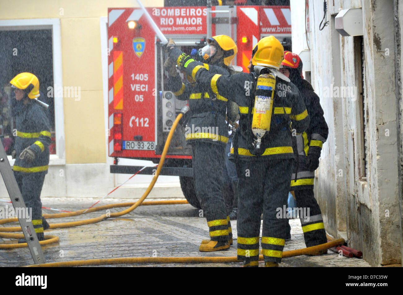 Rio Maior , Portugal. 3e mai 2013. . Travail Firemans toguether essayant de sauver le bâtiment et maisons à proximité de l'incendie. L'accès à la zone est difficile . Crédit : Bruno Monico / Alamy Live News Banque D'Images