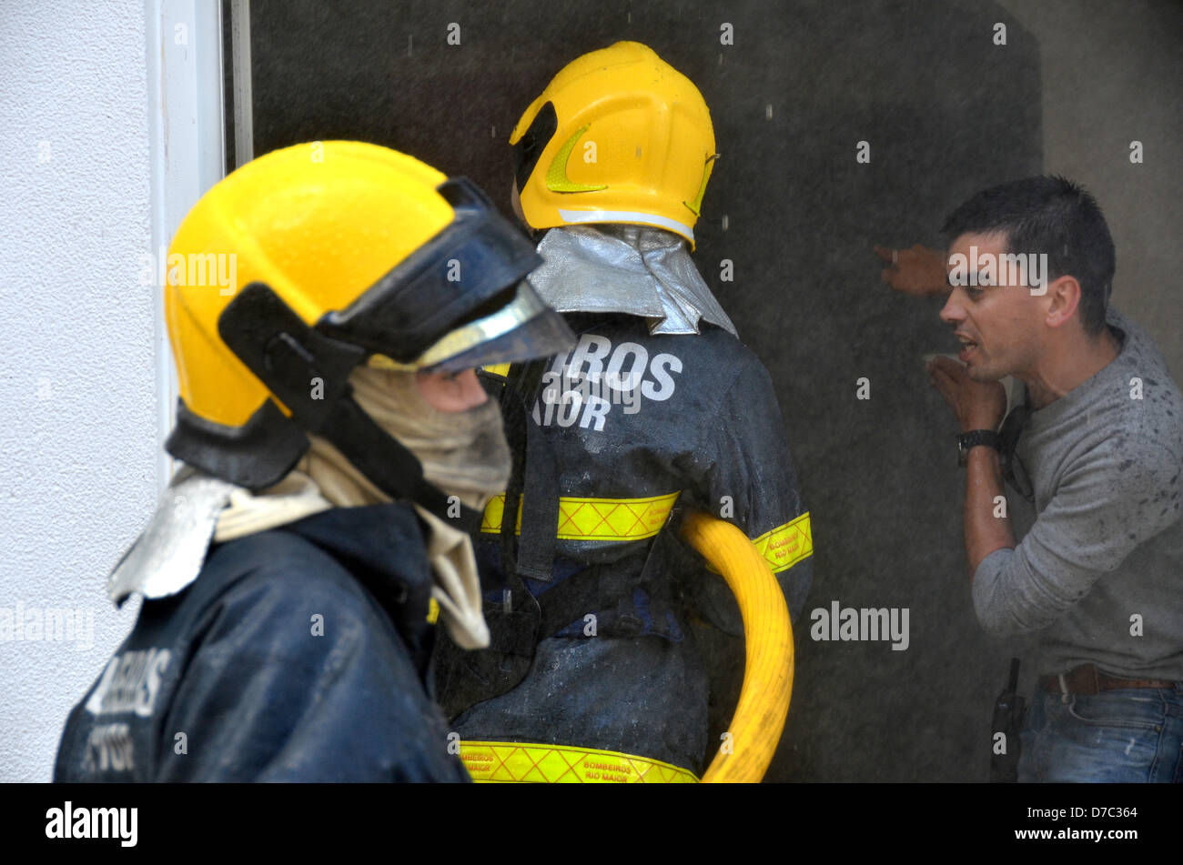 Rio Maior , Portugal. 3e mai 2013. . Firemans essayer de sauver la structure de la maison éteindre le feu à l'intérieur. Crédit : Bruno Monico / Alamy Live News Banque D'Images