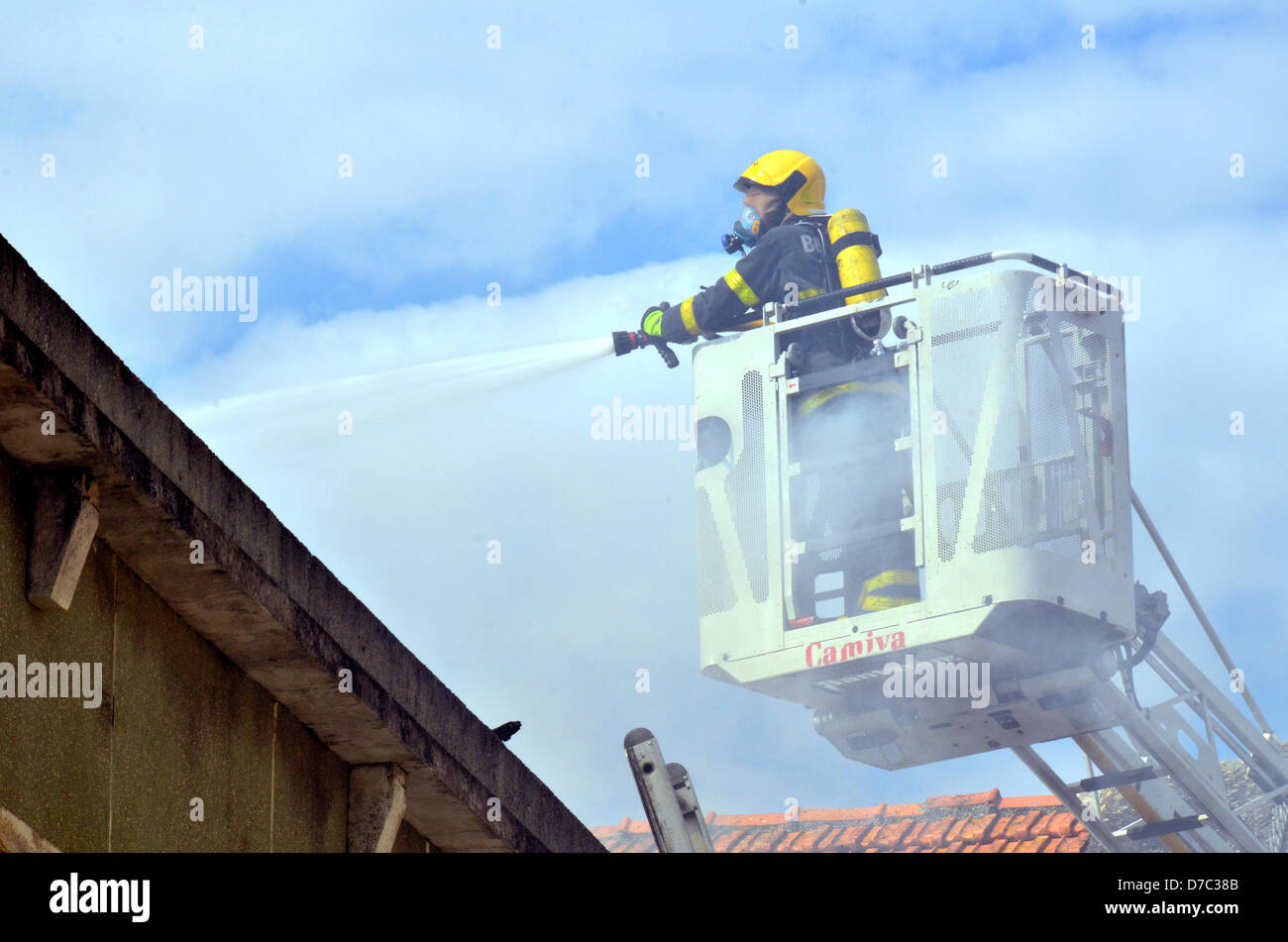 Rio Maior , Portugal. 3e mai 2013. . Sntarem Firemans de venir à Rio Maior pour aider à lutter contre les flammes. Crédit : Bruno Monico / Alamy Live News Banque D'Images
