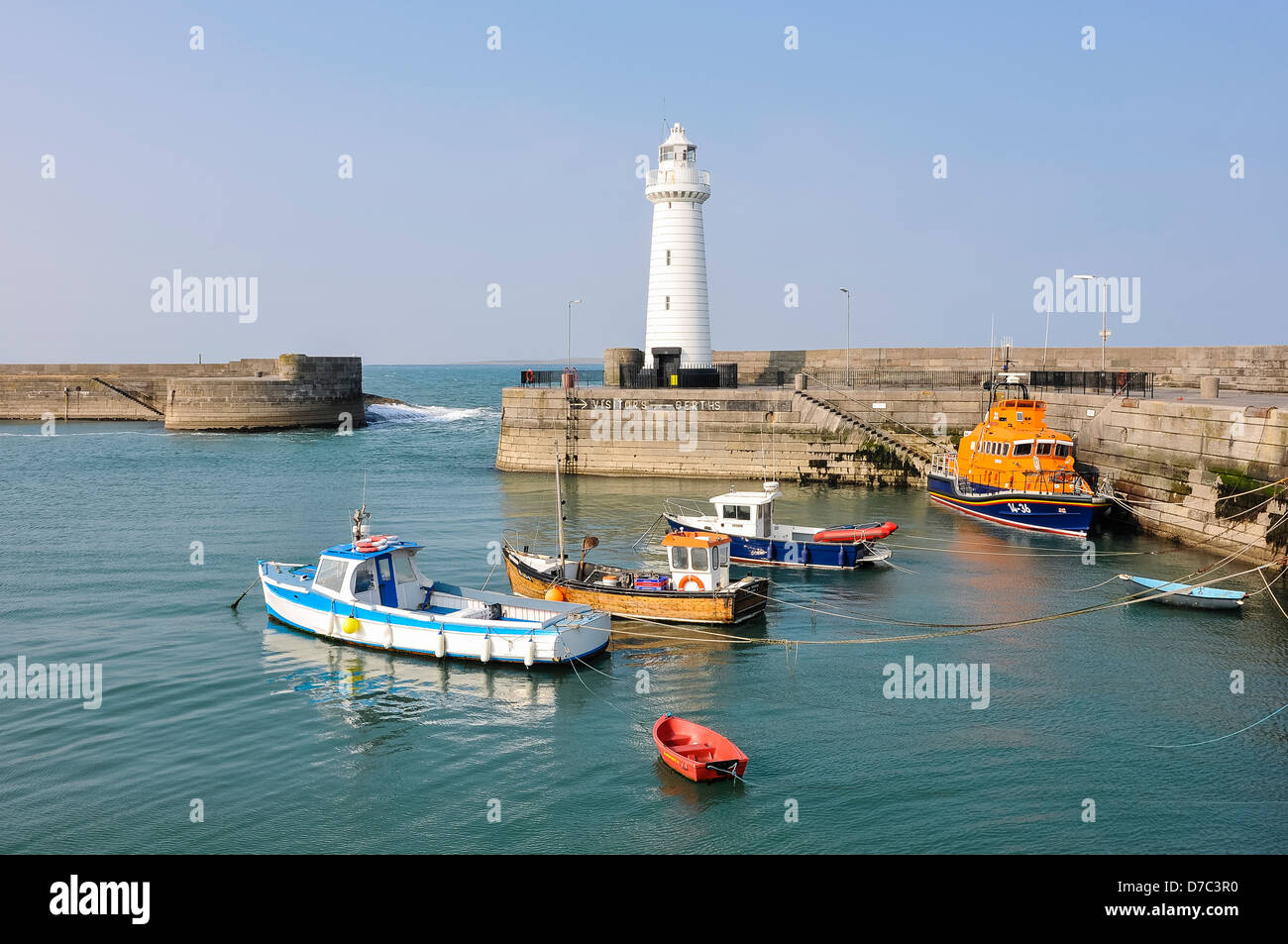 Donaghadee Harbour et le phare Banque D'Images