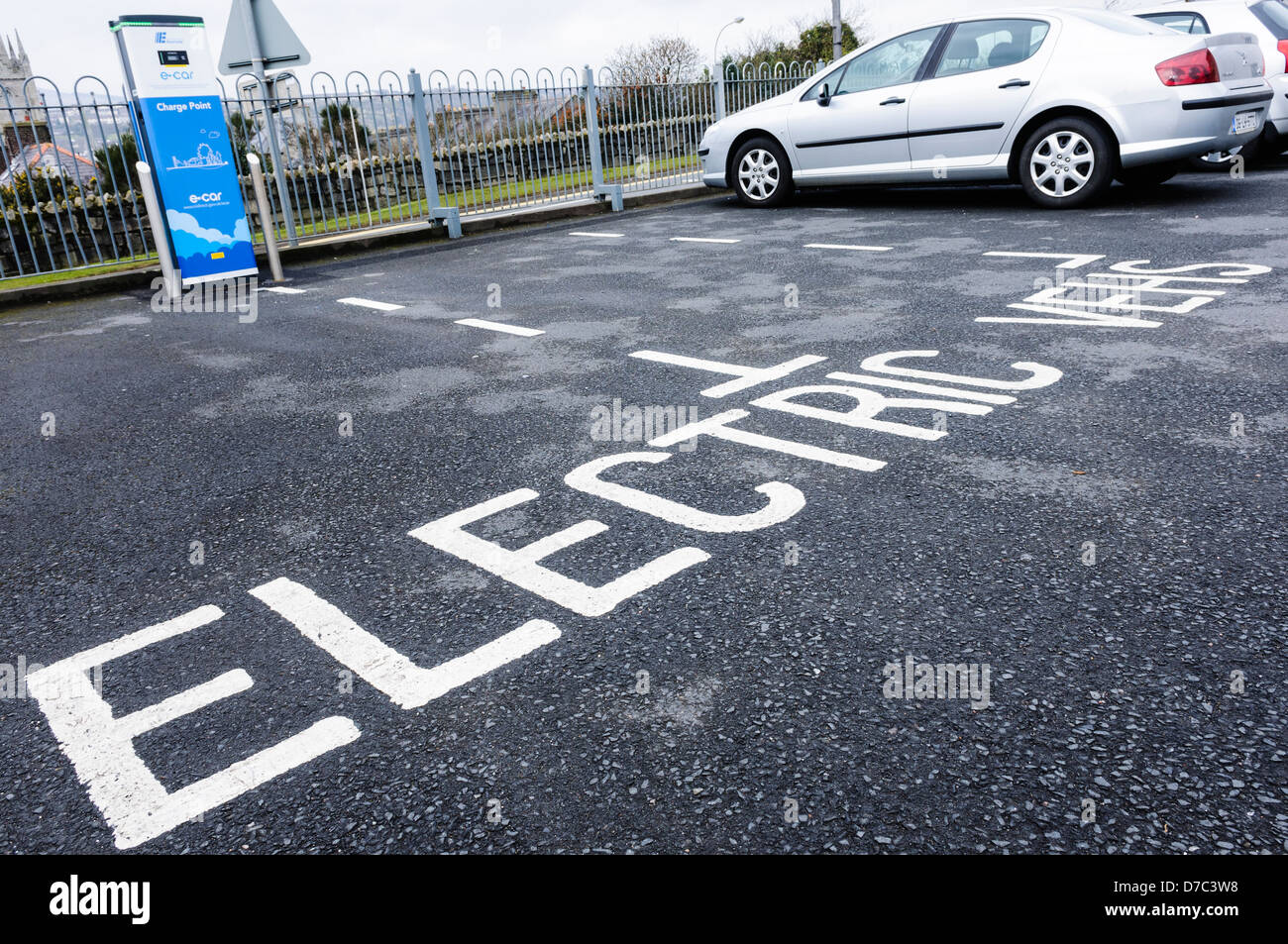 Les espaces de stationnement réservés pour les véhicules électriques à côté d'un point de recharge. Banque D'Images