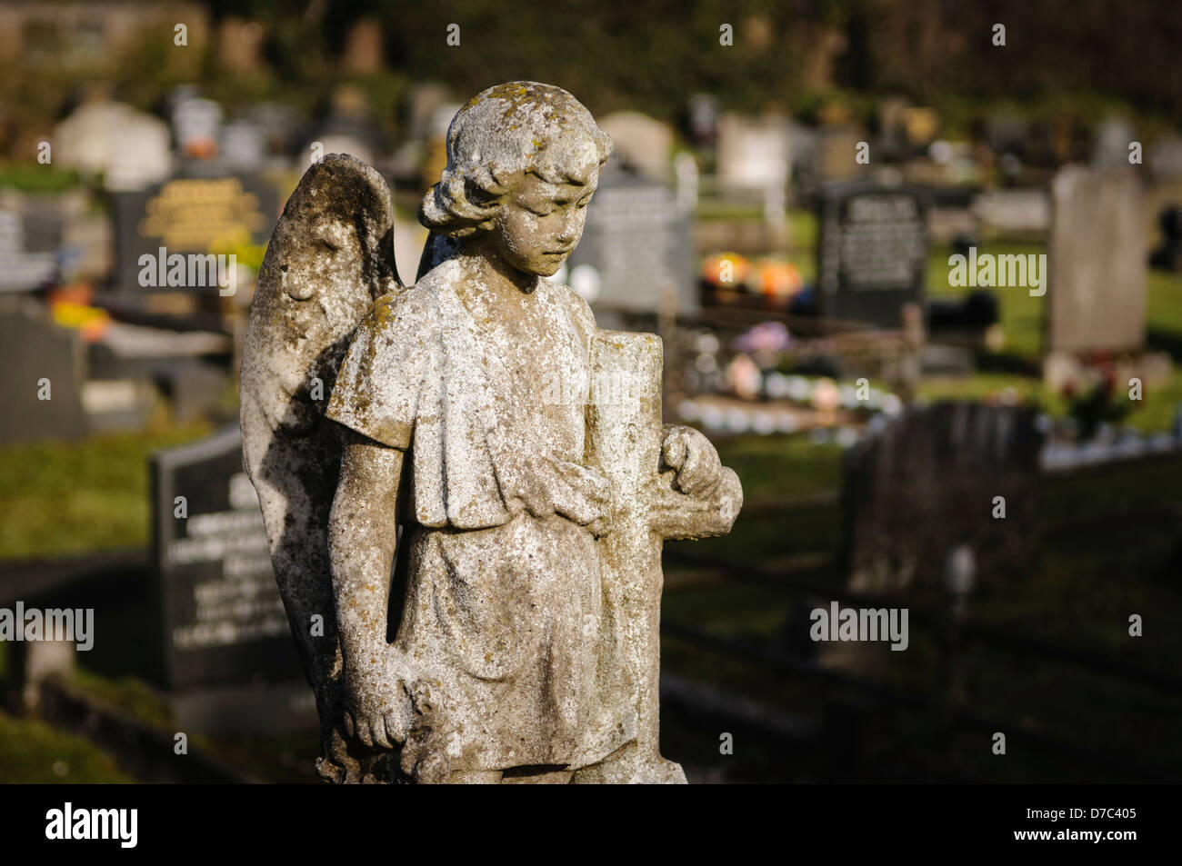 Stone Angel sur une pierre tombale dans un cimetière Banque D'Images