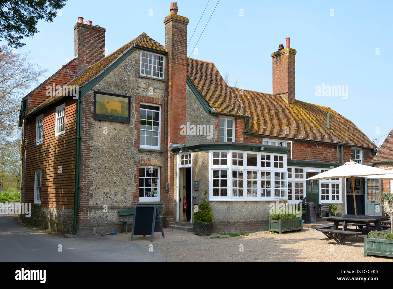 Le Ram Inn dans le village de Firle, Sussex de l'Ouest Photo Stock - Alamy