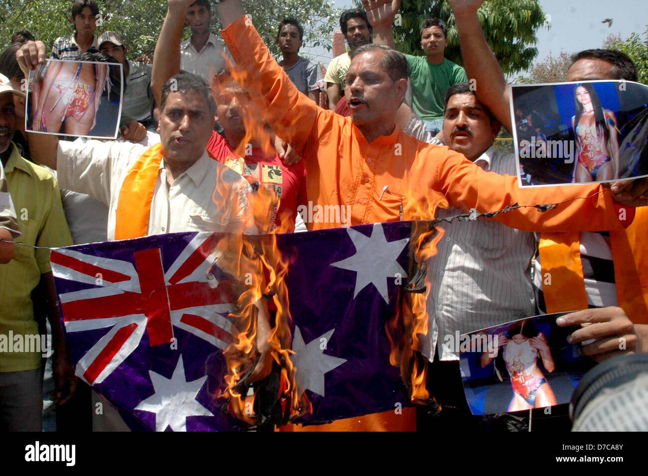 Les militants du Shiv Sena crier des slogans lors d'une manifestation de protestation à Amritsar, contre la représentation de l'image de déesse Banque D'Images