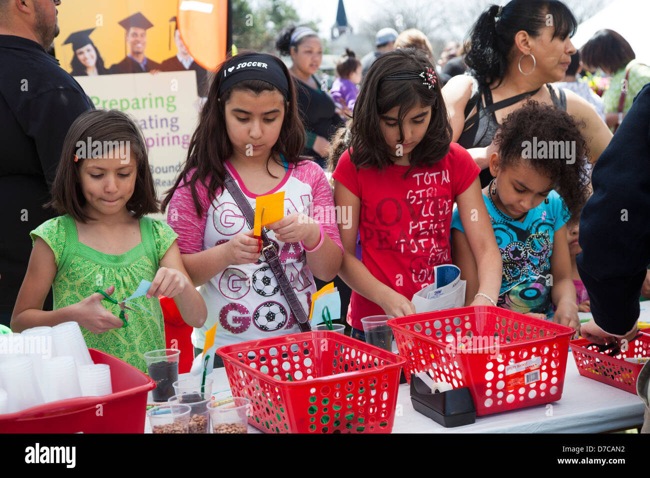 Des milliers d'enfants ont participé au congrès annuel de l'Día de los Niños de célébrations au parc Clark dans la communauté mexicaine-américaine de Detroit. Banque D'Images
