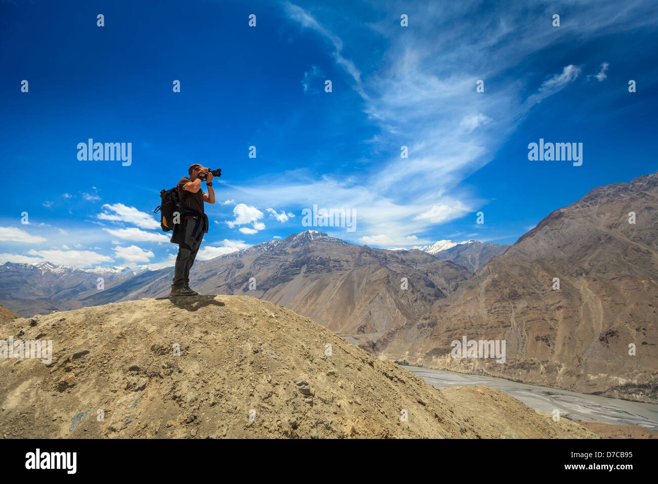 Photographe à prendre des photos dans les montagnes de l'Himalaya. La vallée de Spiti, Himachal Pradesh, Inde Banque D'Images