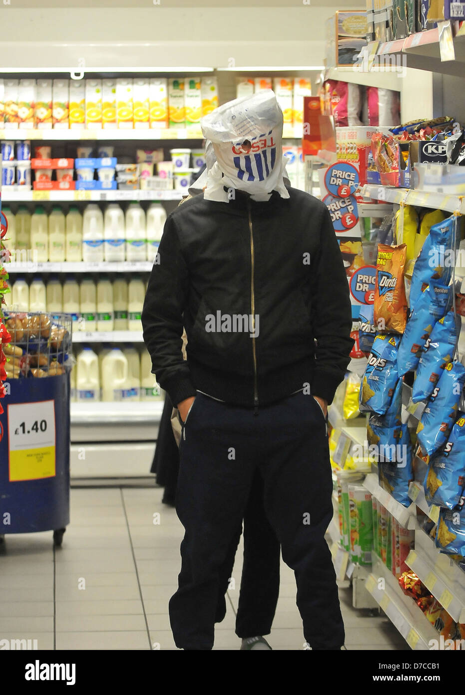 Matt Bellamy shopping à Tesco. Bellamy couvert sa tête avec un sac de  Tesco, à l'intermédiaire d'un seul trou de l'œil, Londres Photo Stock -  Alamy