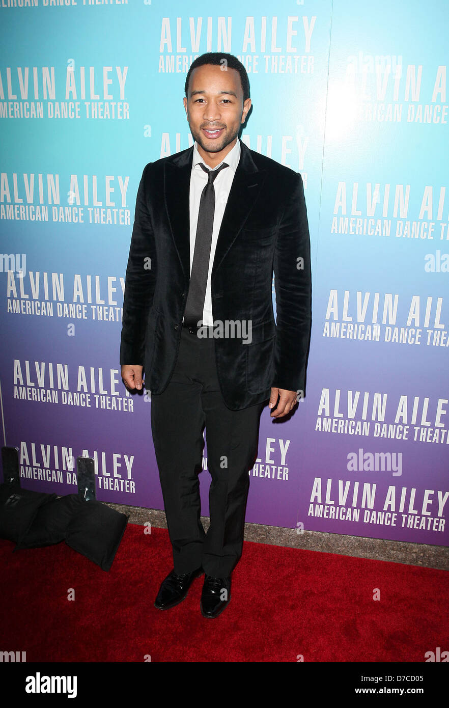 John Legend Alvin Ailey American Dance Theater Gala Soirée d'ouverture des arrivées - New York City, USA - 30.11.11 Banque D'Images