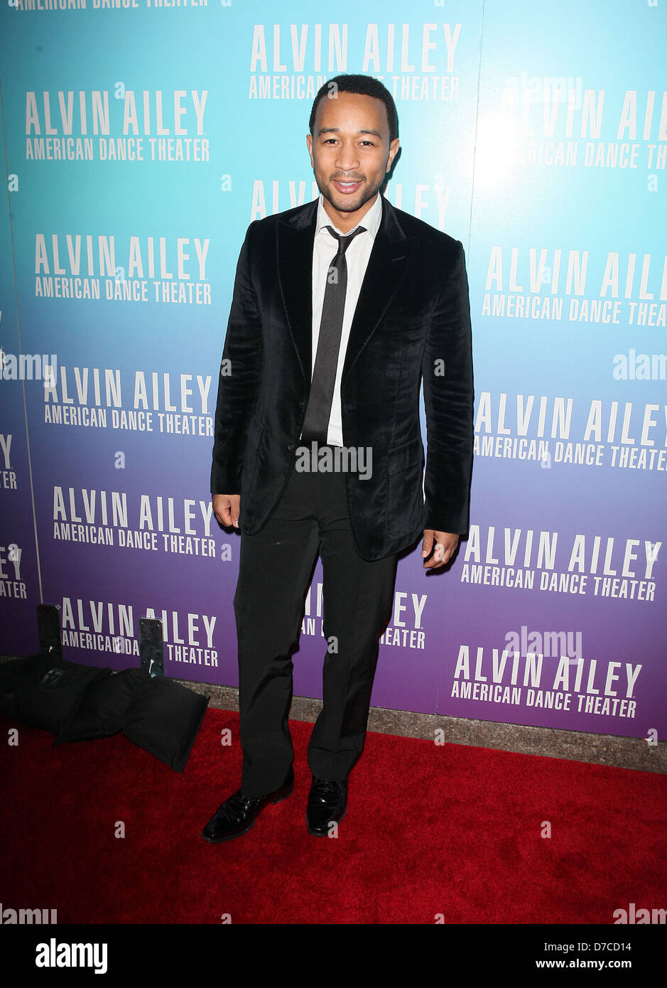 John Legend Alvin Ailey American Dance Theater Gala Soirée d'ouverture des arrivées - New York City, USA - 30.11.11 Banque D'Images