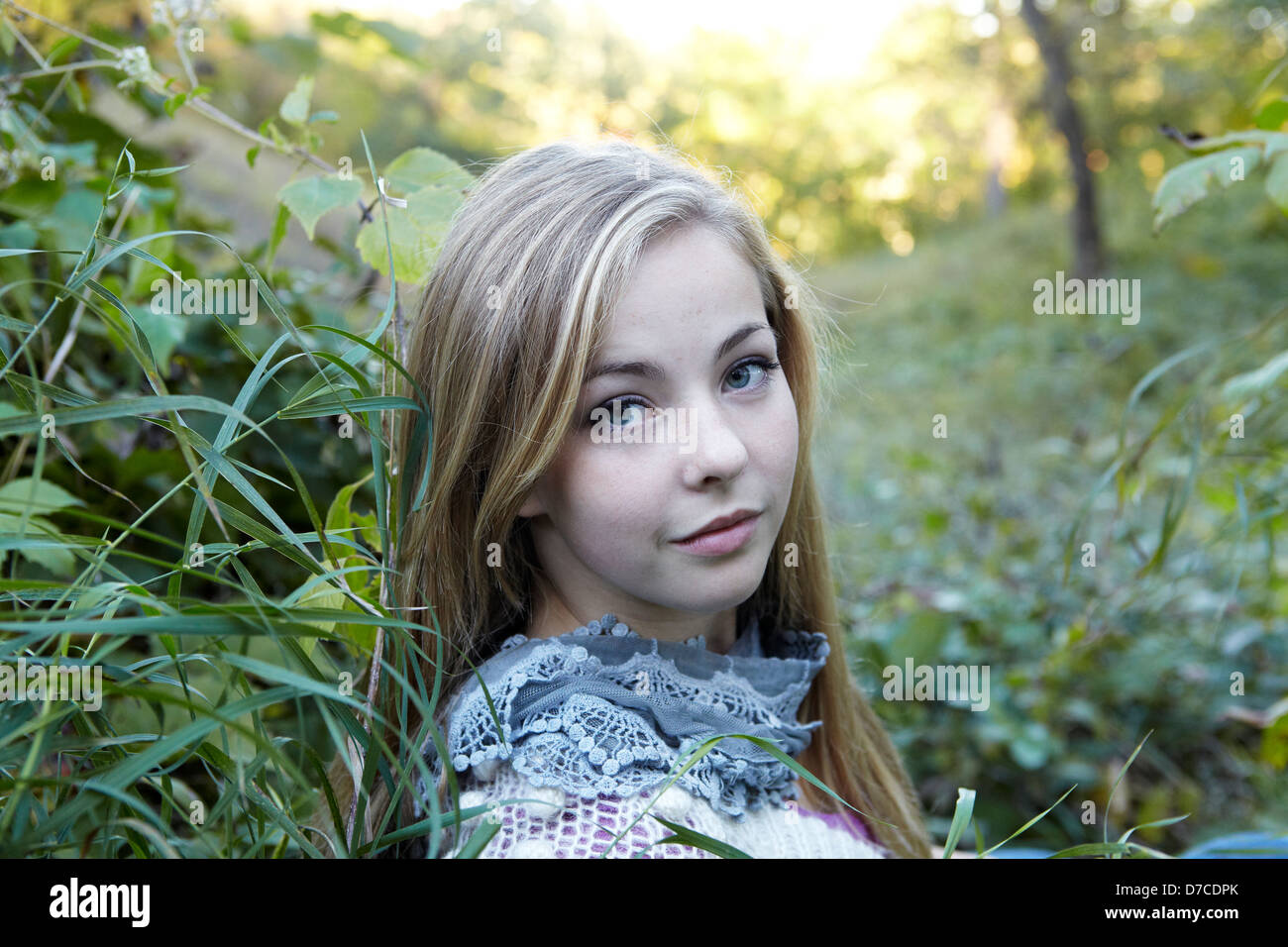 Belle fille de l'adolescence à l'automne meadow Banque D'Images