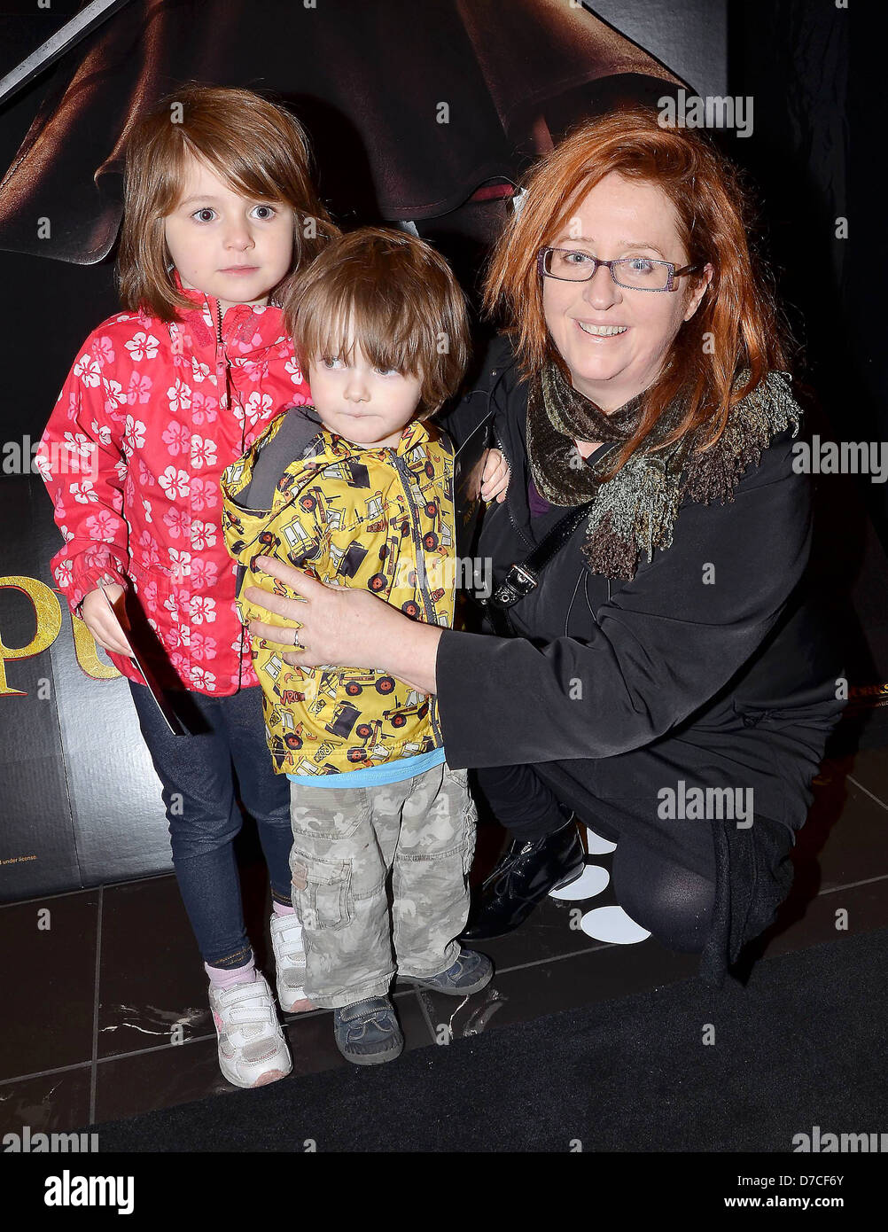 Mary Coughlan avec petits-enfants Meini Kelly & Luke Kelly, à l'Irish Premiere de "Chat Botté" au Savoy - Arrivées Banque D'Images