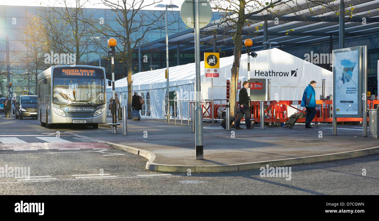 Les passagers arrivant à l'aéroport de Heathrow en tant que plus de 2 millions de travailleurs du secteur public à pied sur une grève nationale, Londres Banque D'Images