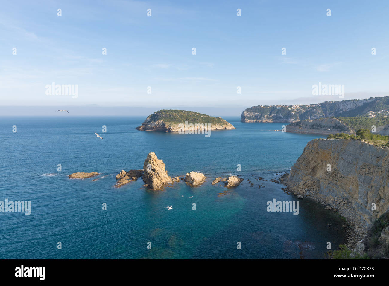 Littoral abrupt à Javea Portichol bay, avec la célèbre île dans l'arrière-plan Banque D'Images
