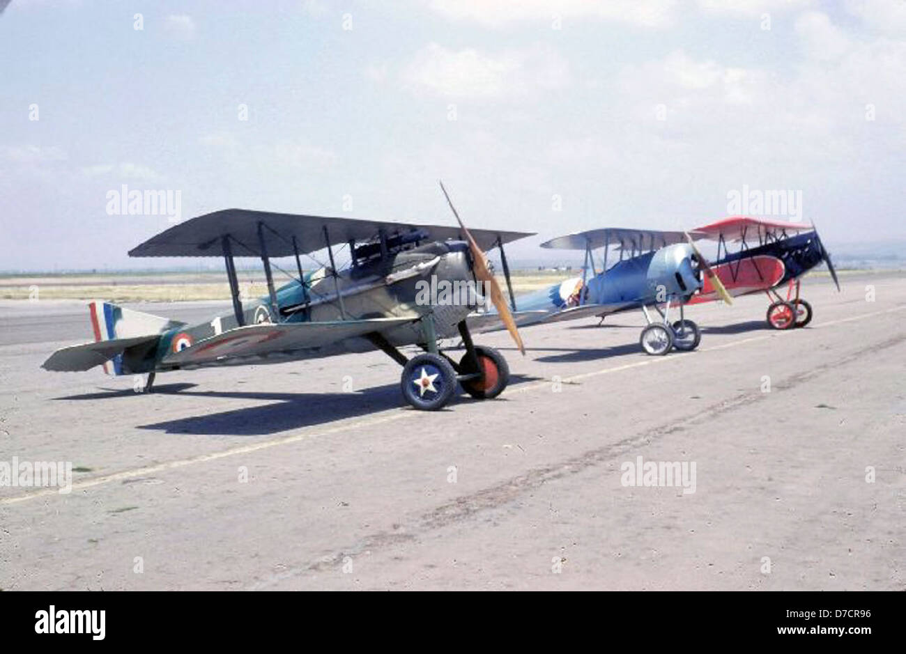 Une photographie du SPAD VII, un avion de chasse biplan français de la première Guerre mondiale, montré à l'aéroport d'Orange County dans les années 1950-1960 L'avion est vu après la restauration et faisait partie des collections historiques de l'aviation. Banque D'Images