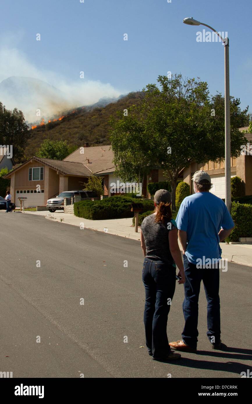 Camarillo, Californie, USA. 2e mai 2013. Ce qui a commencé comme un petit feu de brousse le long de l'Interstate autoroute 101 dans la région de Camarillo, Californie le matin du 2 mai 2013, dans une rage rapidement 7 000 acres de forêt, la destruction de terres agricoles précieuses et vierge Ventura Comté désert. (Crédit Image : Photo : Craig Durling/ZUMAPRESS.com/Alamy Live News) Banque D'Images