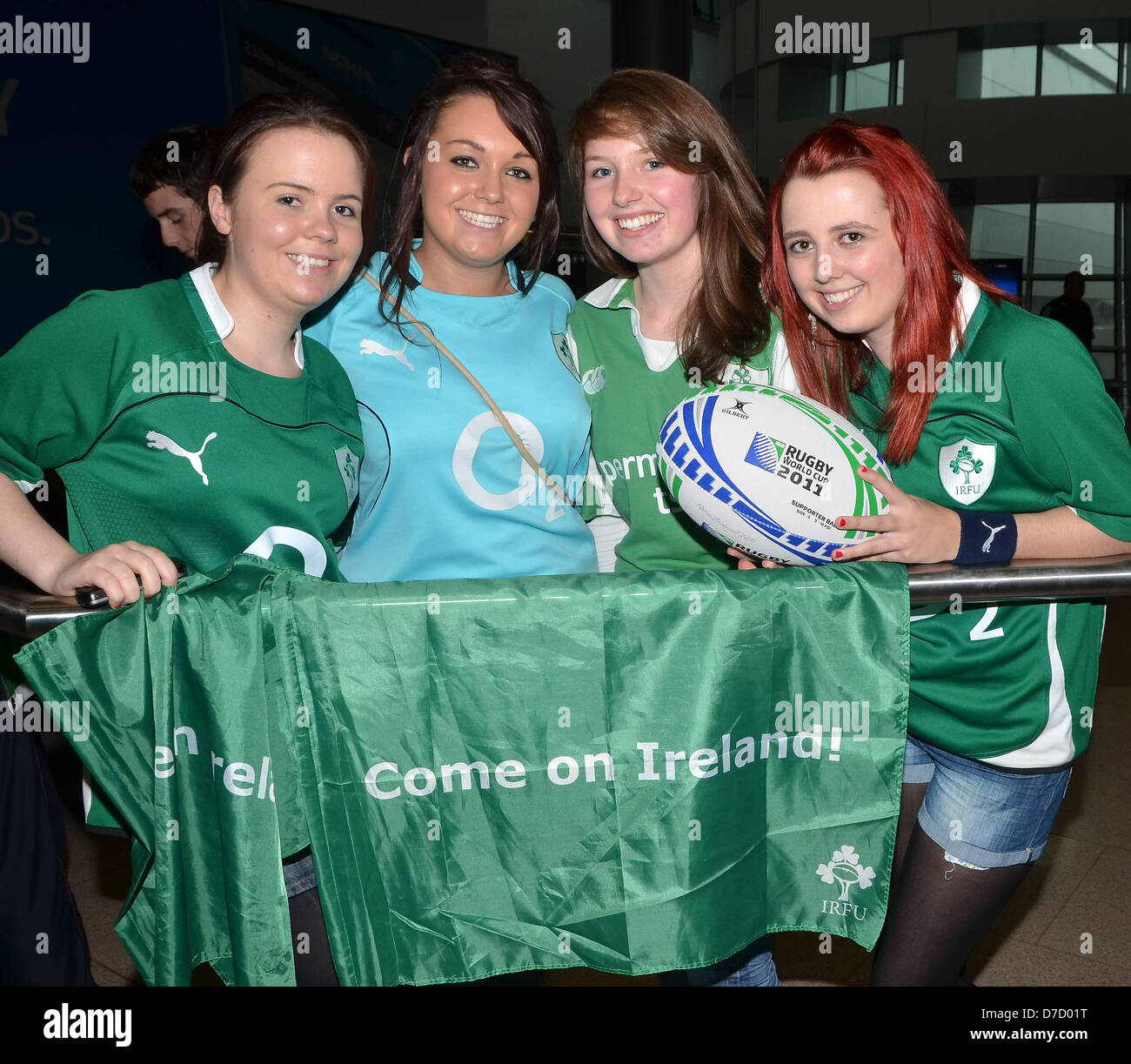Atmosphère - Fans l'équipe de Rugby irlandais sont accueillis à l'aéroport de Dublin par les fans et la famille après avoir été éliminé de la Coupe du Monde de Rugby Banque D'Images