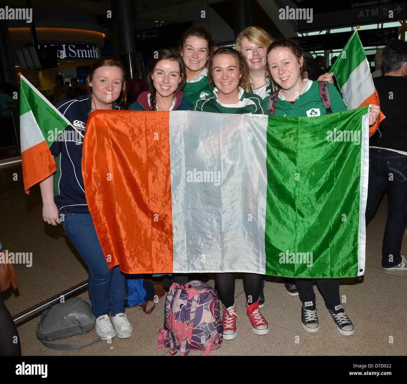 Atmosphère - Fans l'équipe de Rugby irlandais sont accueillis à l'aéroport de Dublin par les fans et la famille après avoir été éliminé de la Coupe du Monde de Rugby Banque D'Images