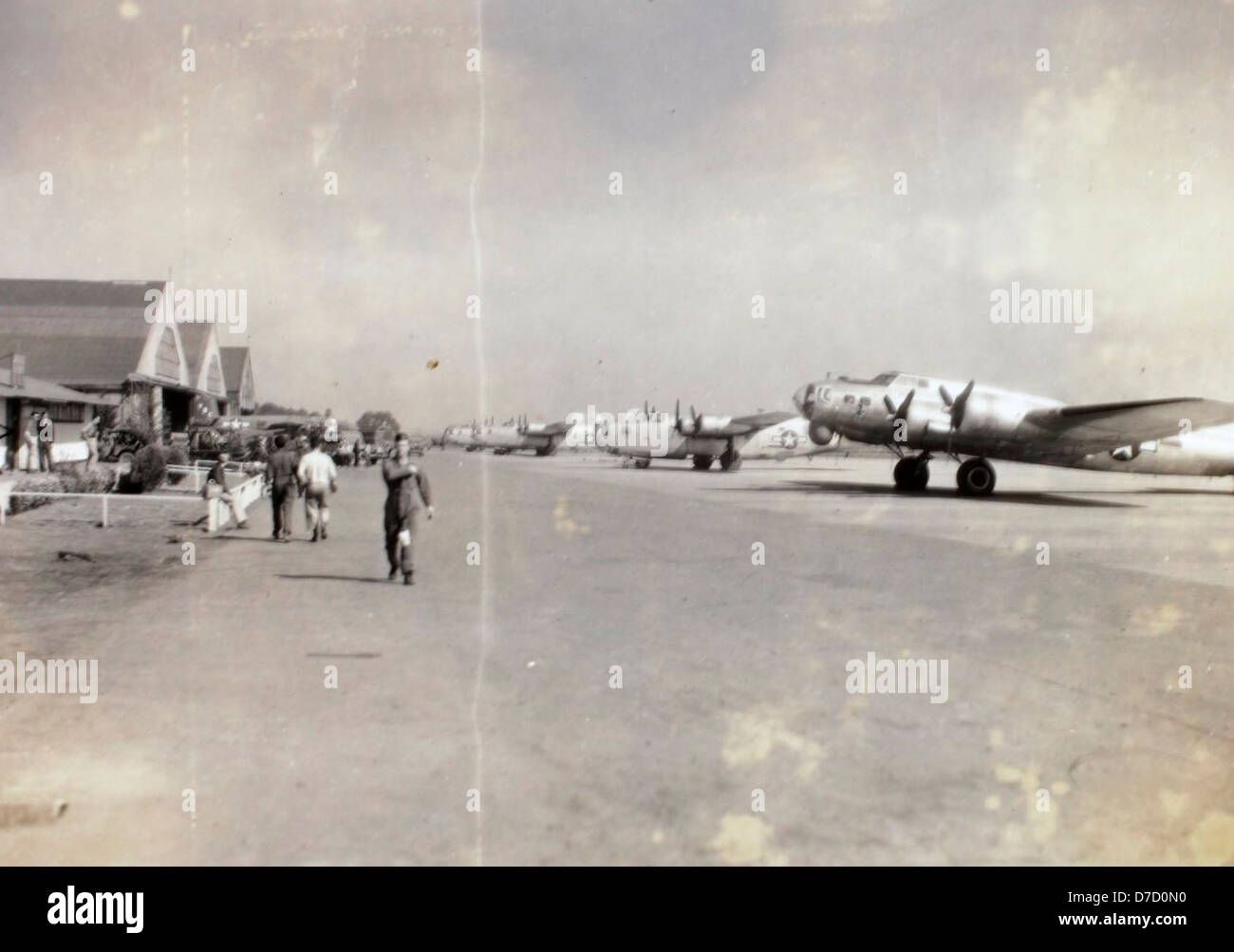 La photographie montre la ligne de vol à la base aérienne Johnson pendant la seconde Guerre mondiale, avec Rusty Metcalf au premier plan. Il met en lumière les opérations du 20th PRS, un important escadron de reconnaissance tactique. Banque D'Images
